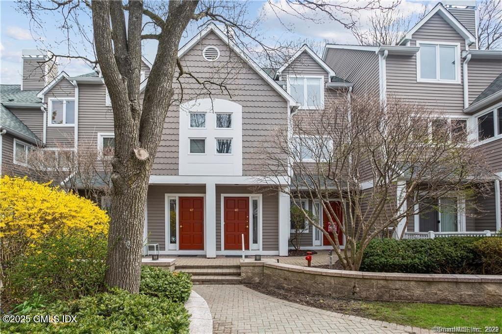 453 E Putnam Avenue, 4E