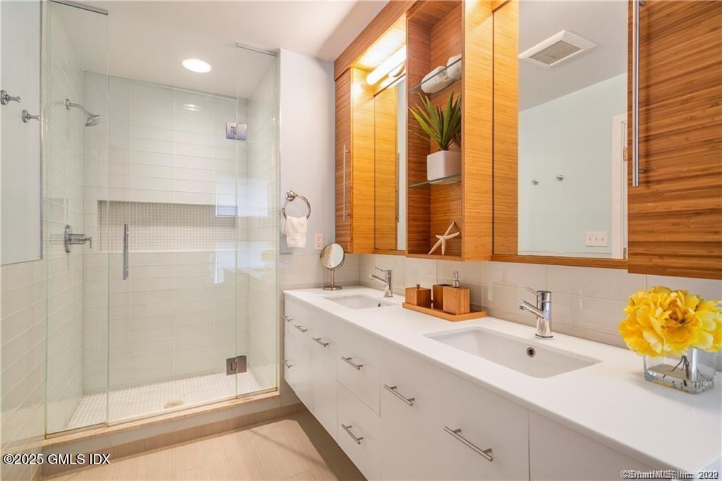 453 E Putnam Avenue, 4E