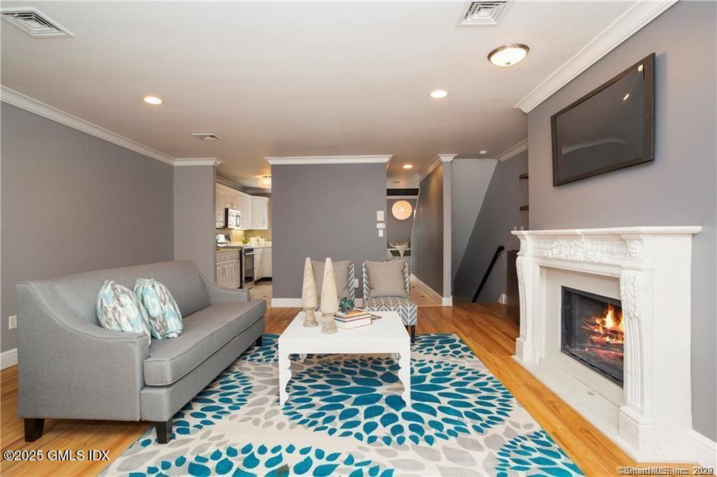 453 E Putnam Avenue, 4E