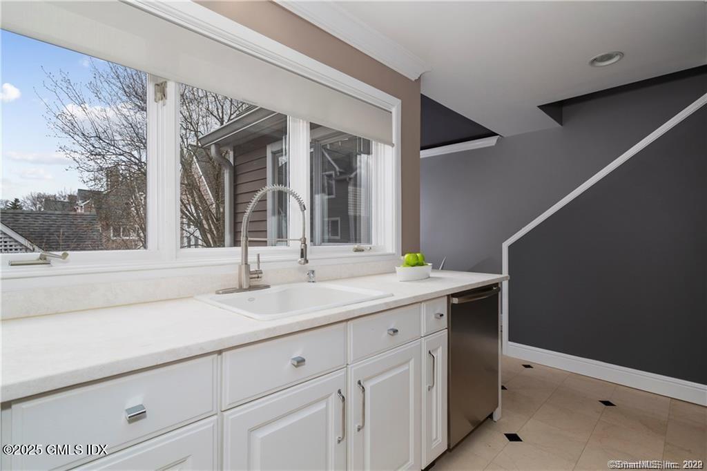 453 E Putnam Avenue, 4E