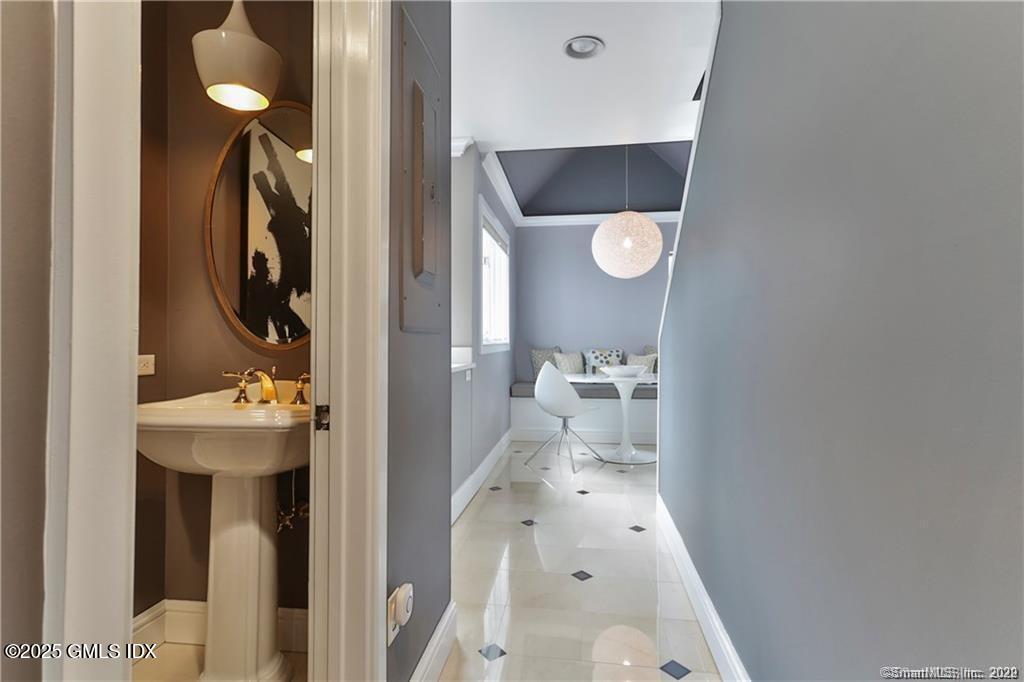 453 E Putnam Avenue, 4E