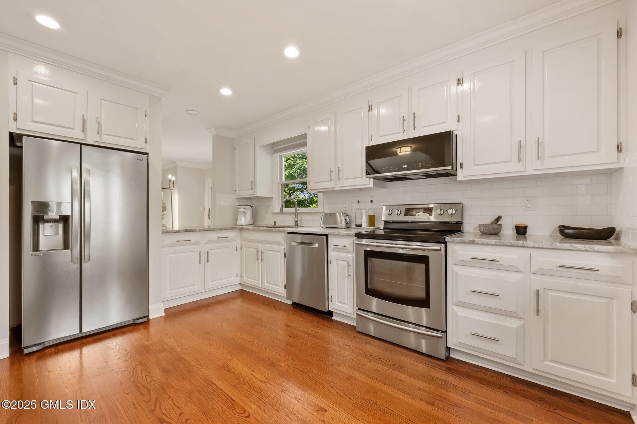 172 Field Point Road, 9