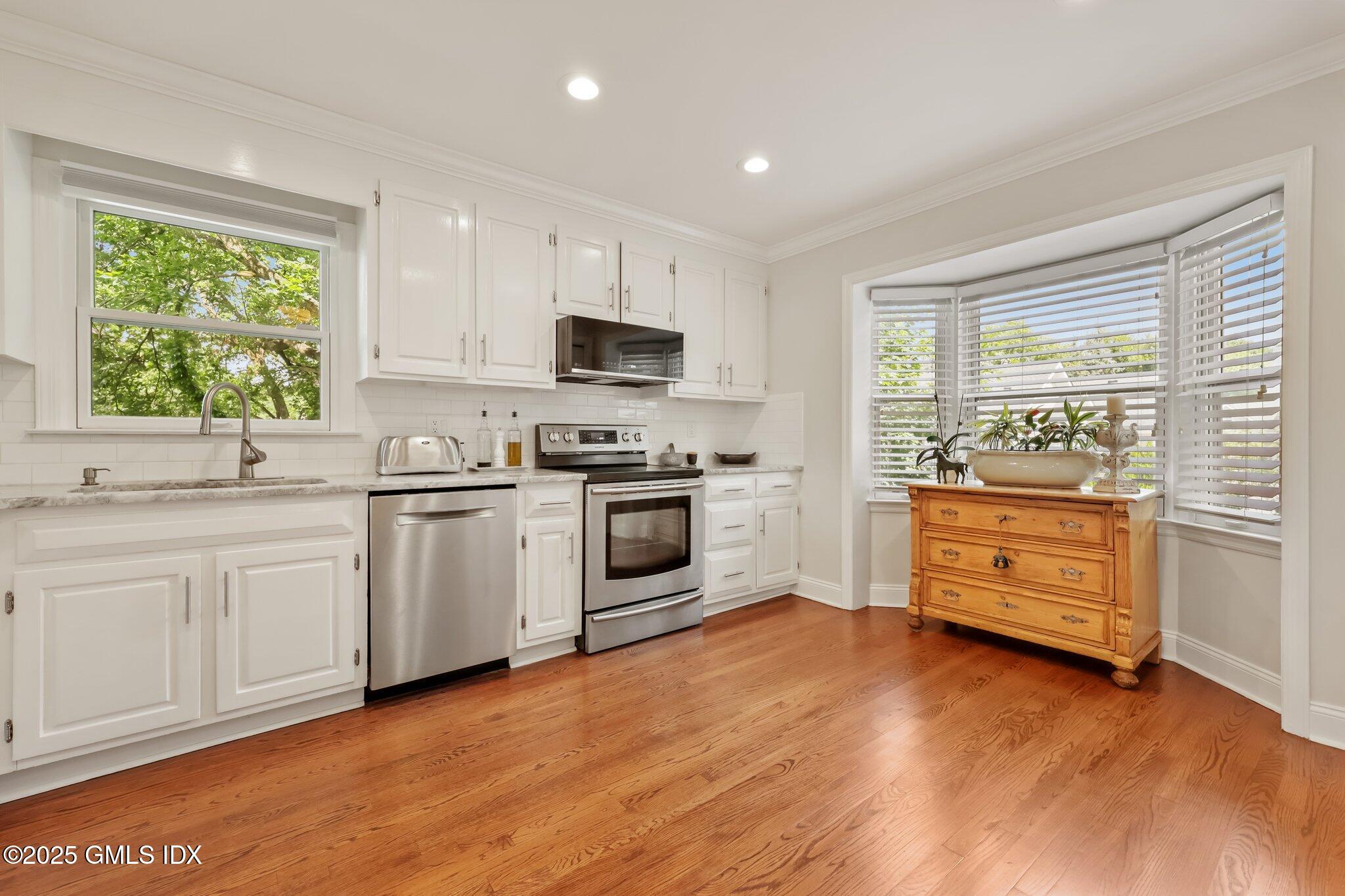 172 Field Point Road, 9