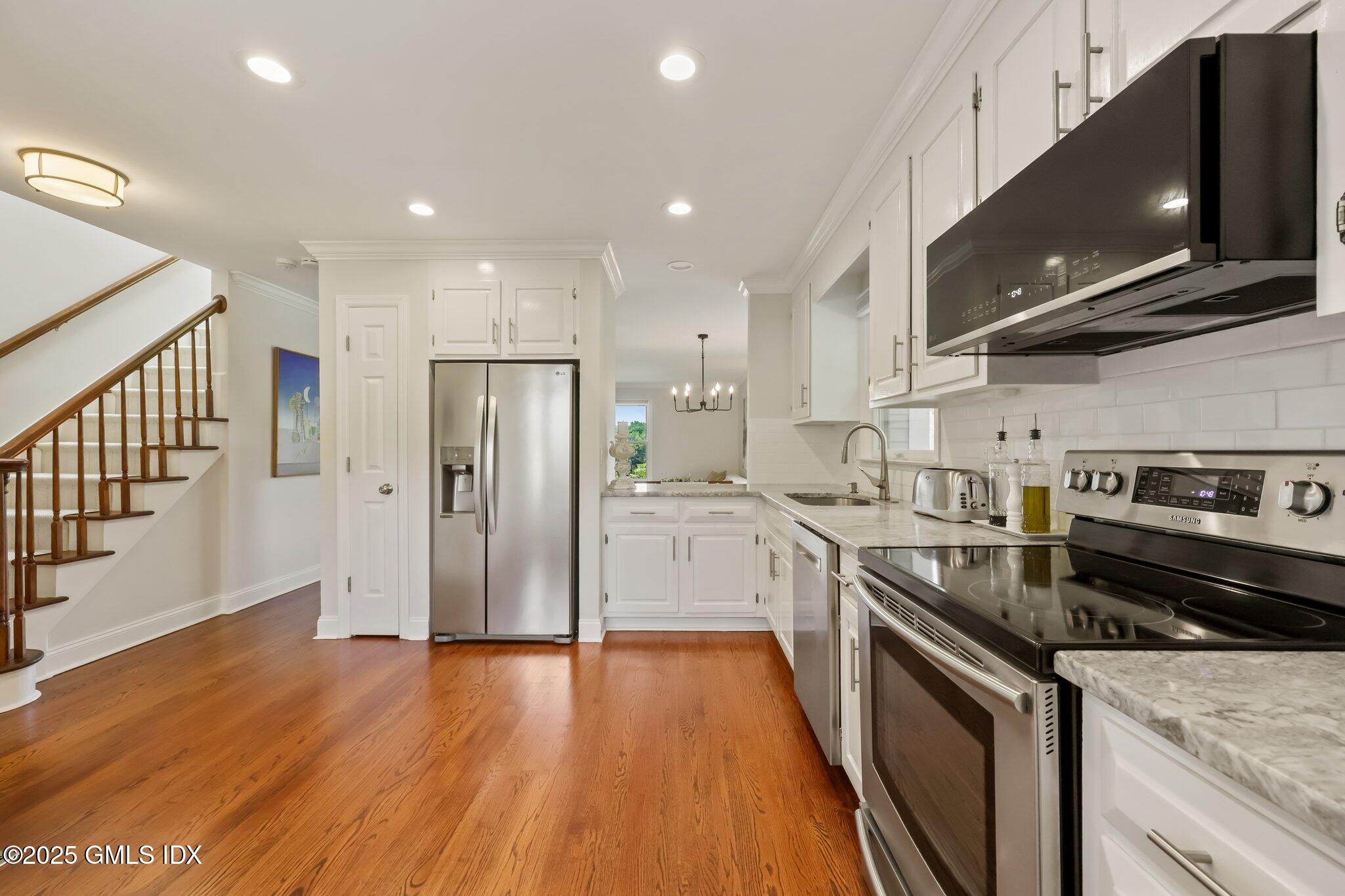 172 Field Point Road, 9