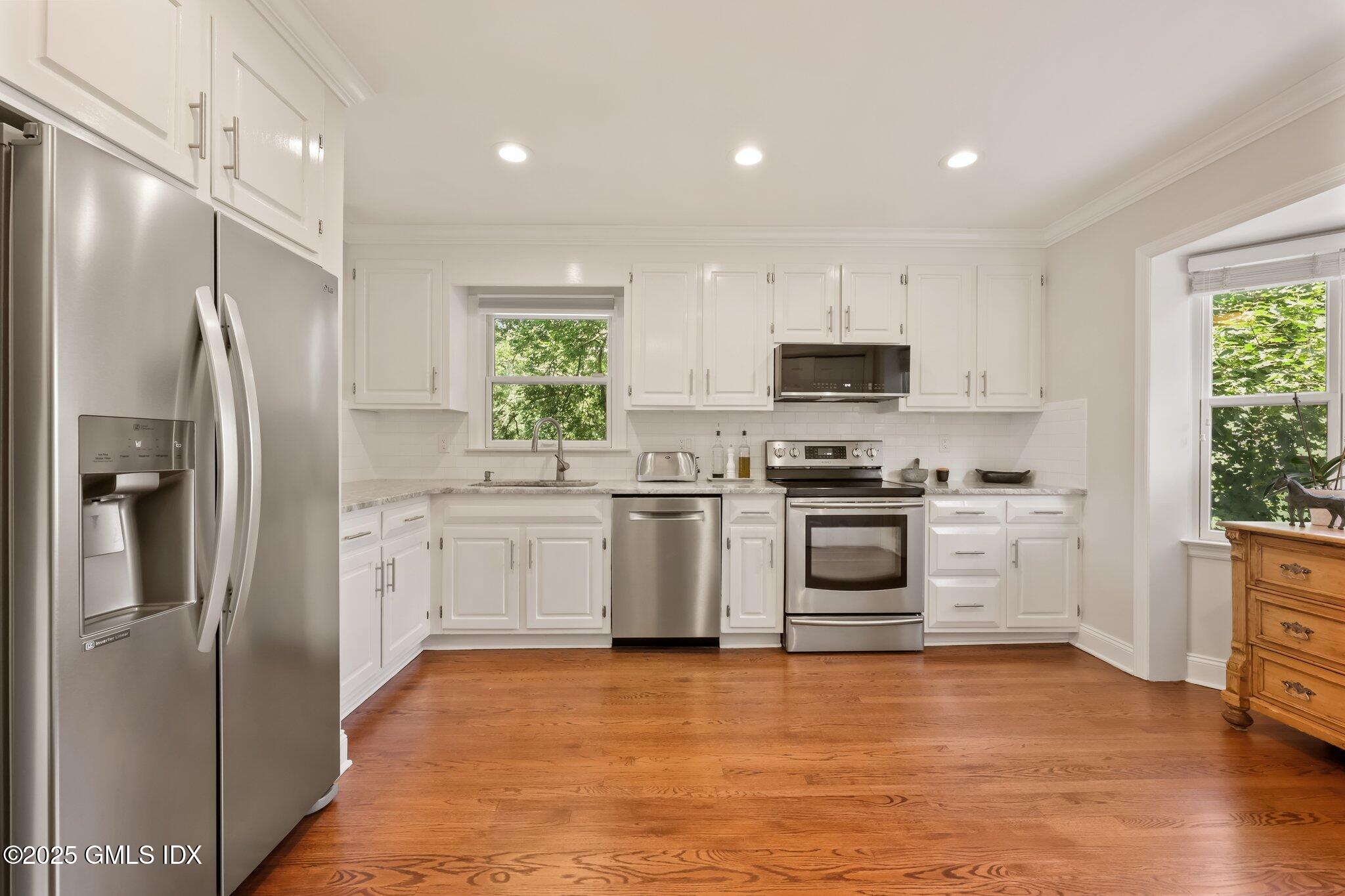 172 Field Point Road, 9