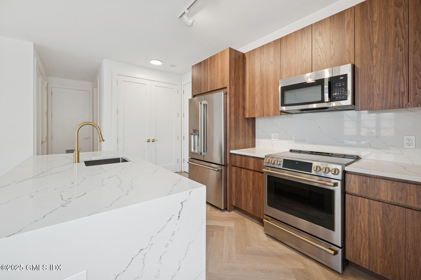 100 E Putnam Avenue, 305