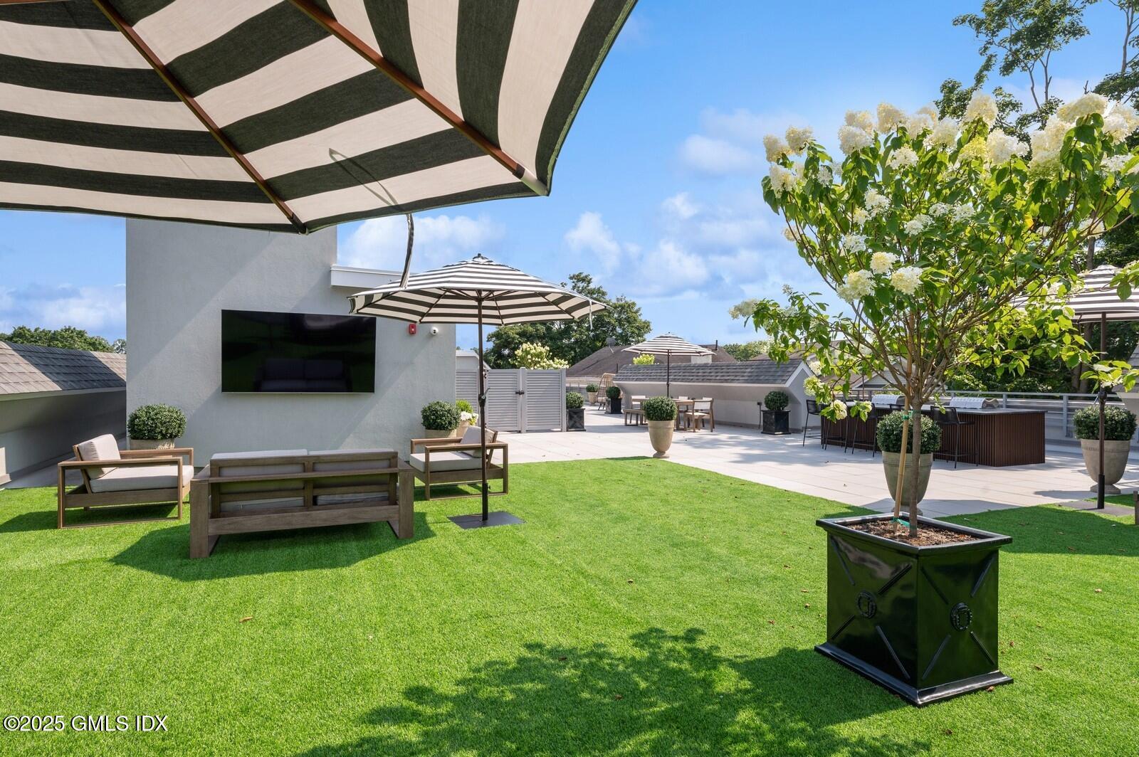 100 E Putnam Avenue, 305