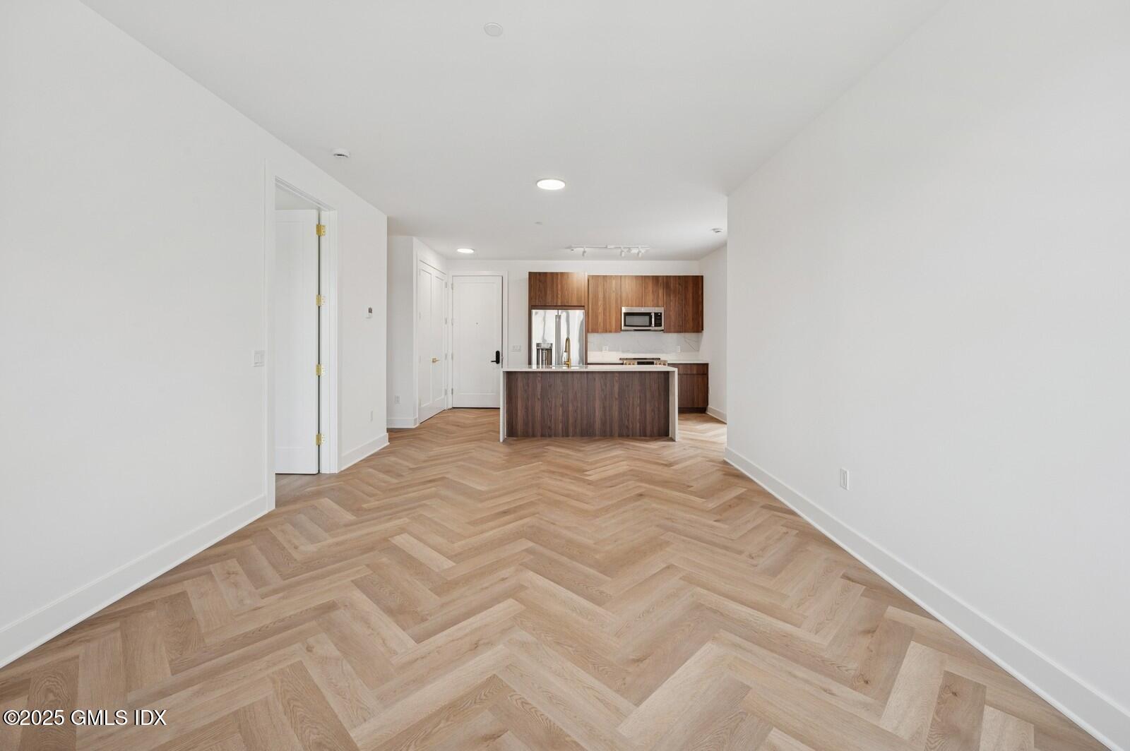 100 E Putnam Avenue, 305