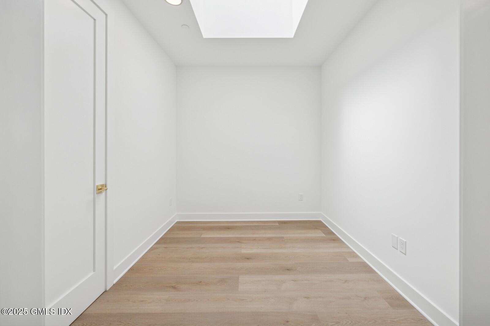 100 E Putnam Avenue, 305