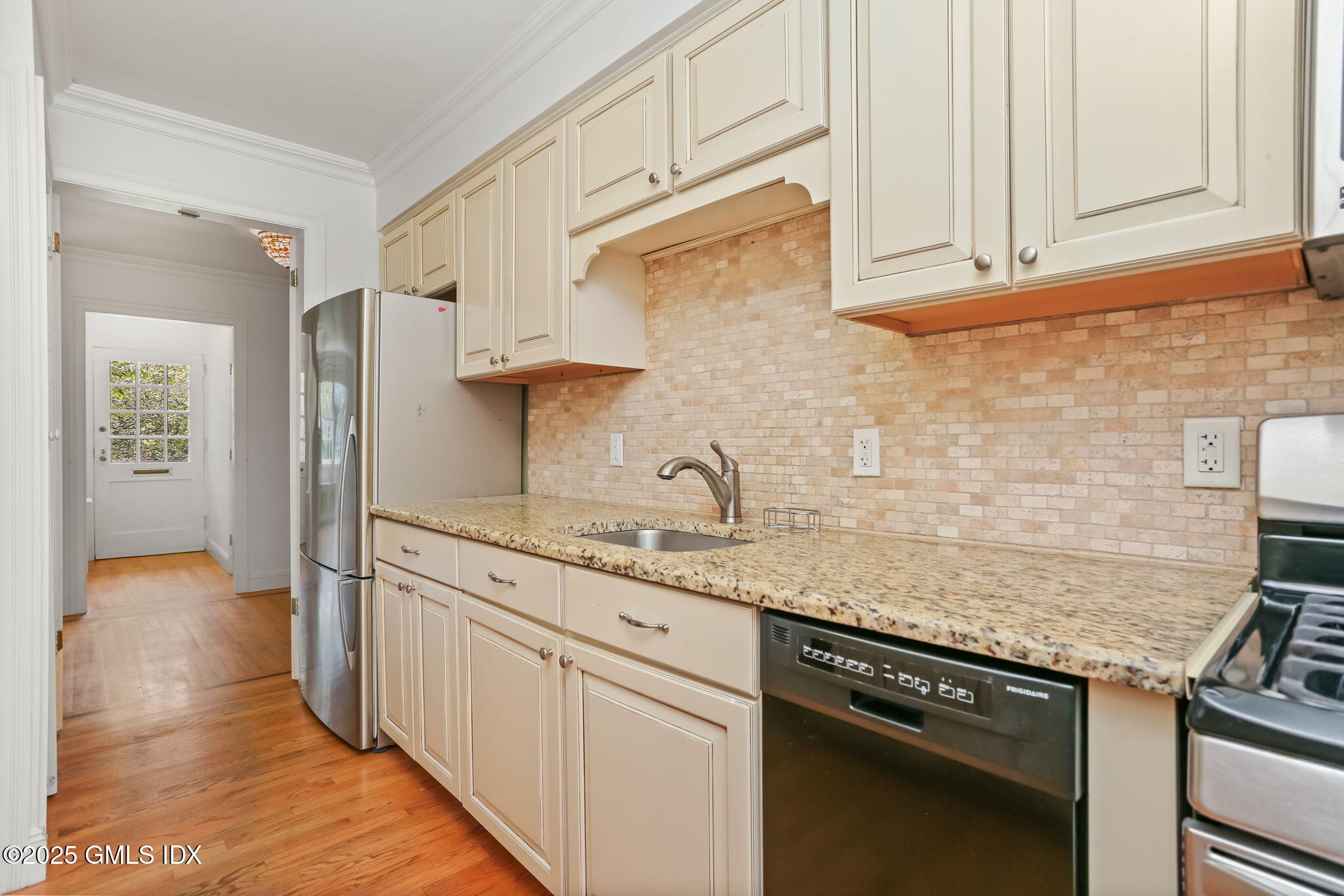 114 Putnam Park, 114