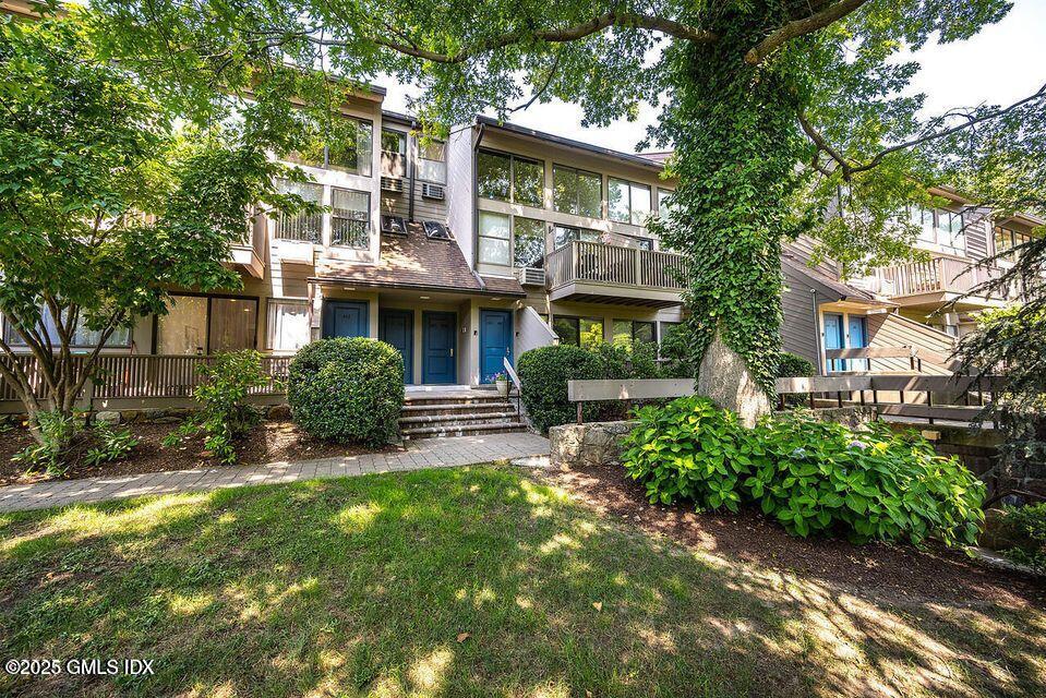 1465 E Putnam Avenue 430