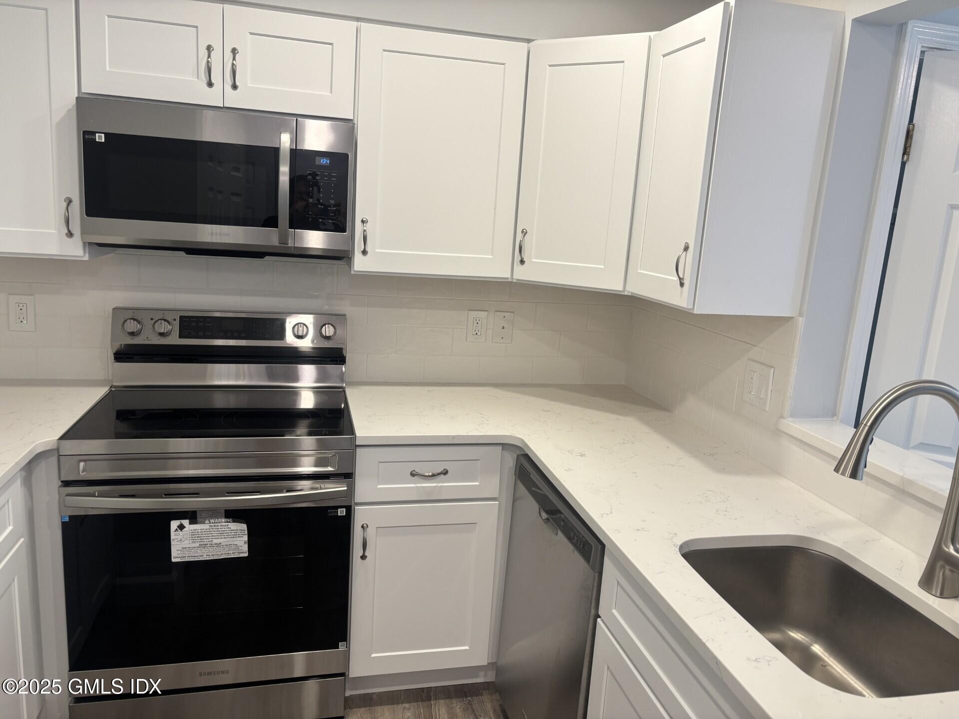 1465 E Putnam Avenue 430