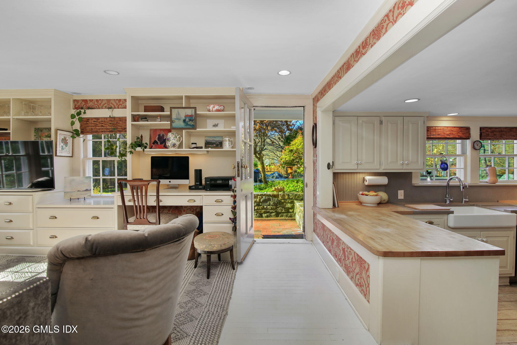 93 E Middle Patent Road