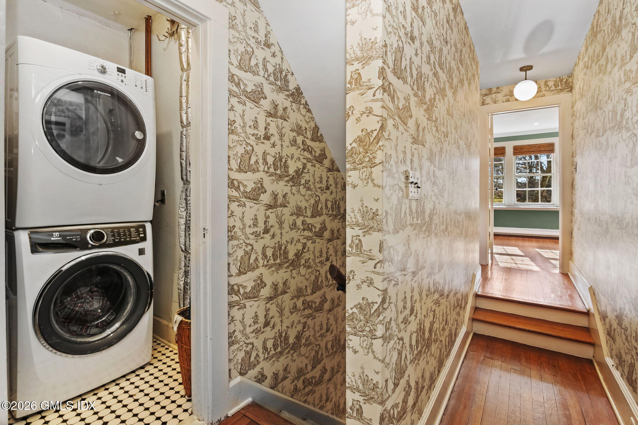 93 E Middle Patent Road