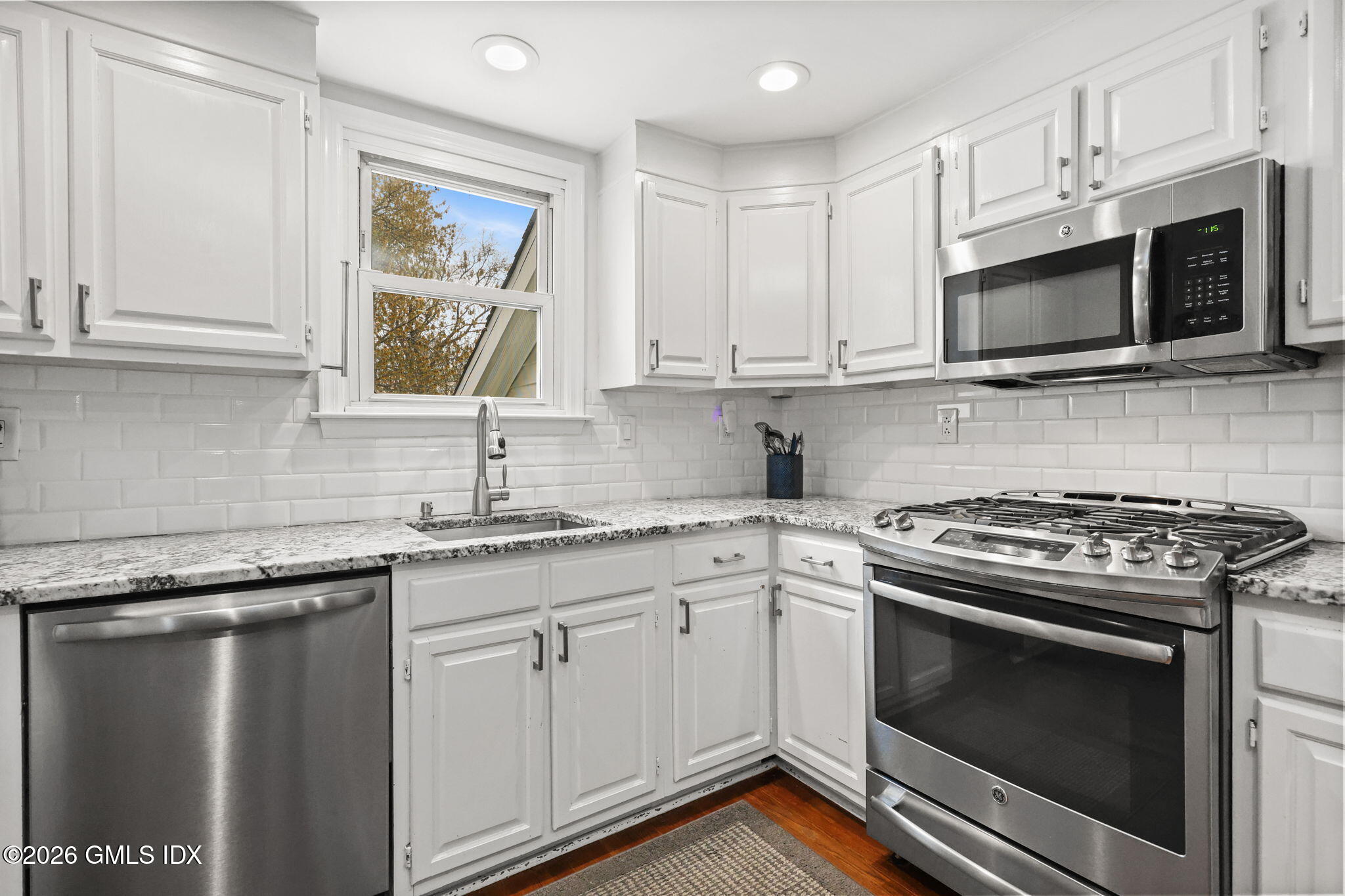 85 Woodbury Avenue