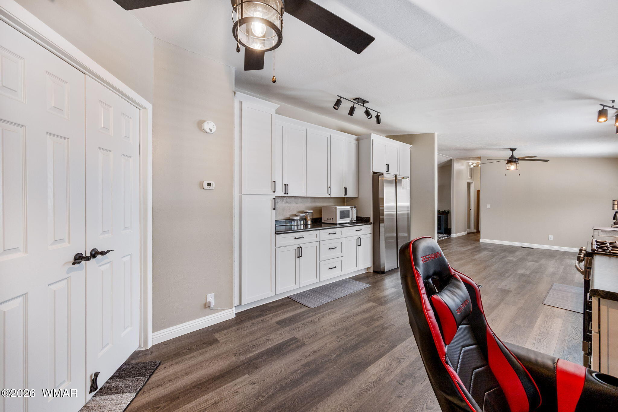 2937 W Whipple