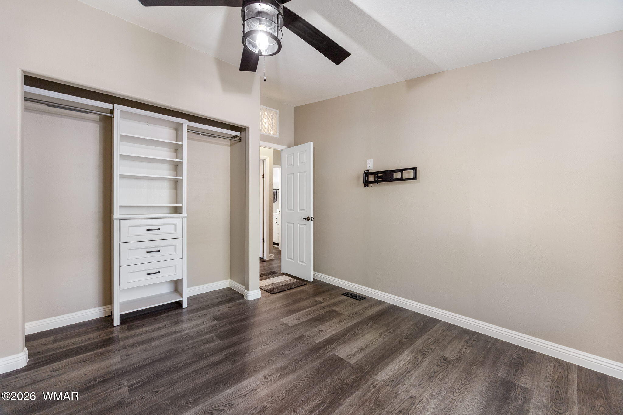 2937 W Whipple