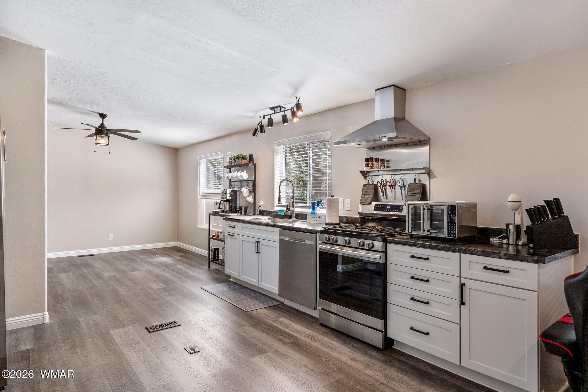2937 W Whipple