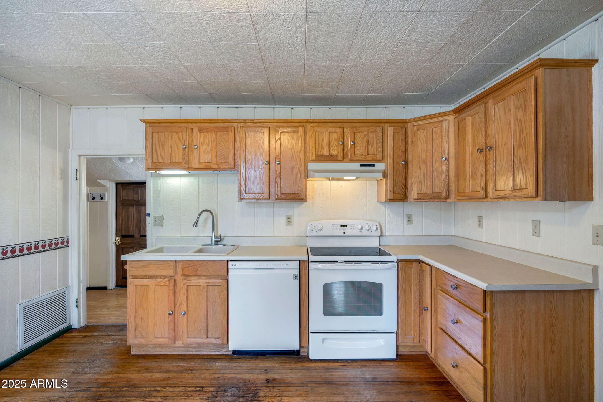 1571 E SPRUCE Lane
