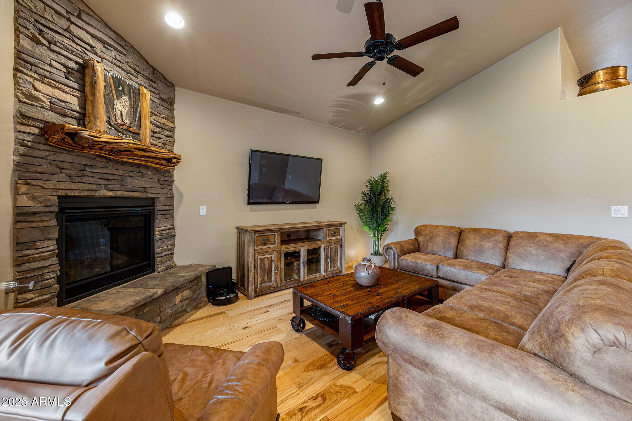 2524 W WATERS EDGE Lane