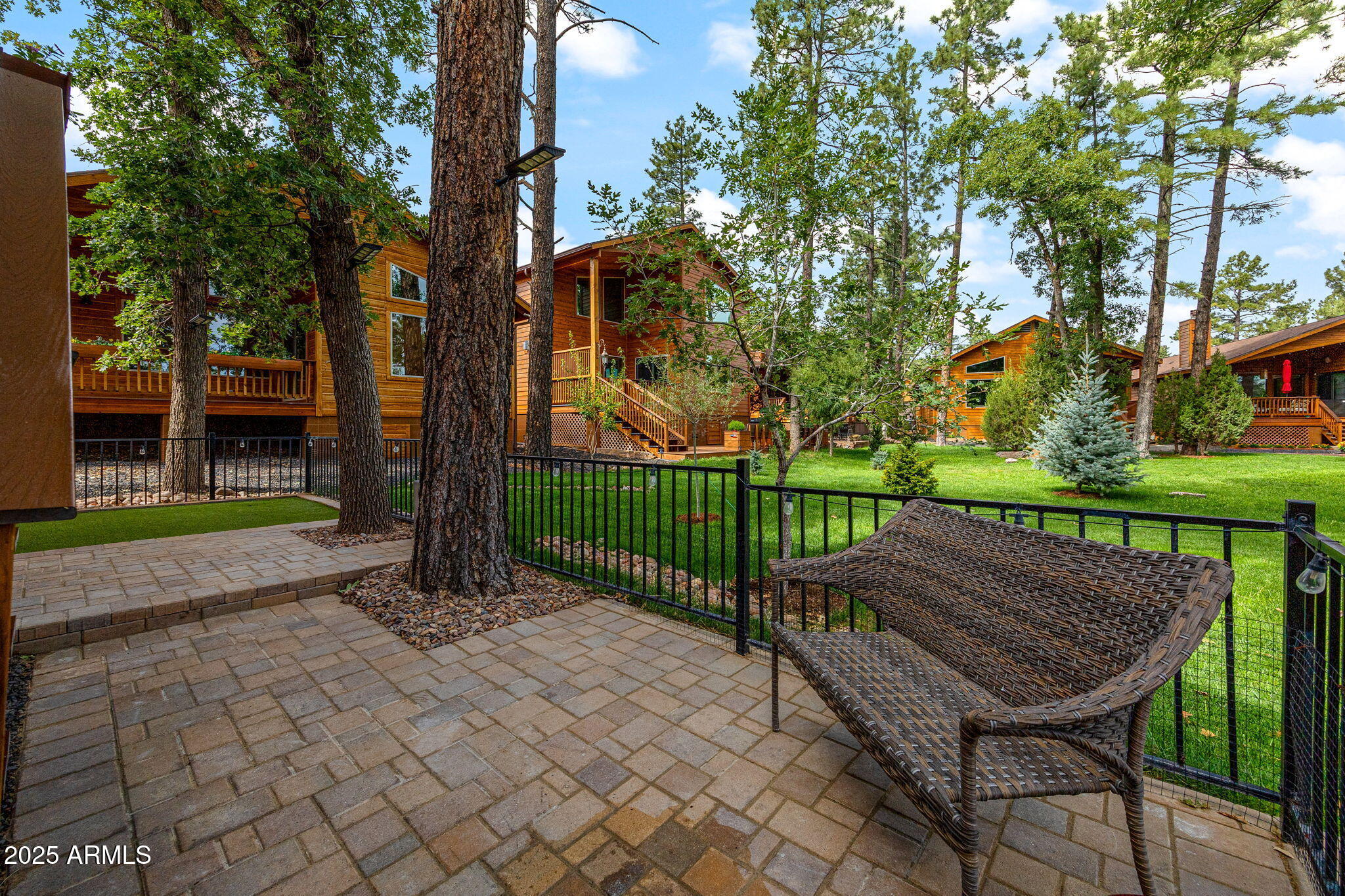 2524 W WATERS EDGE Lane