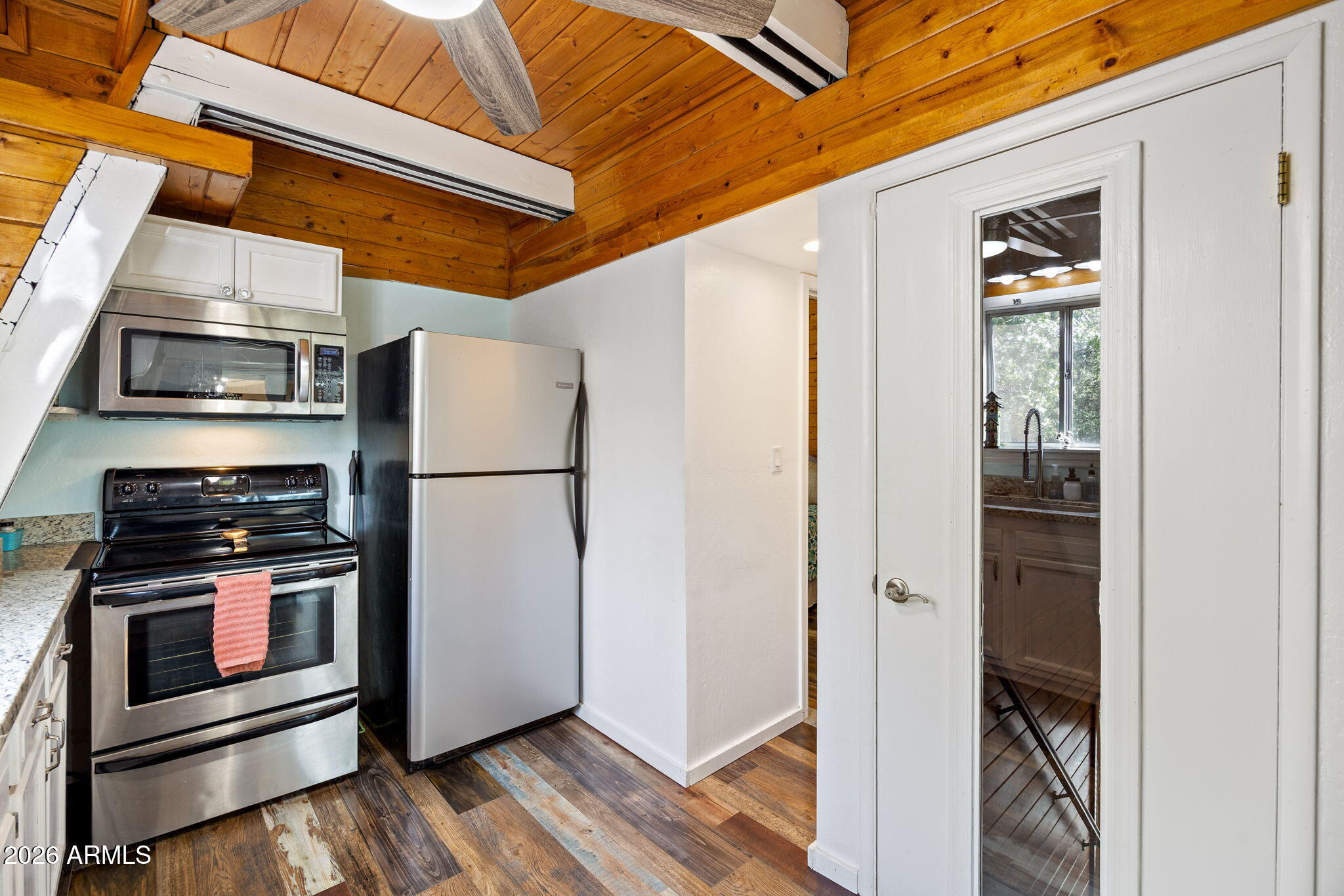416 W ROCK Lane