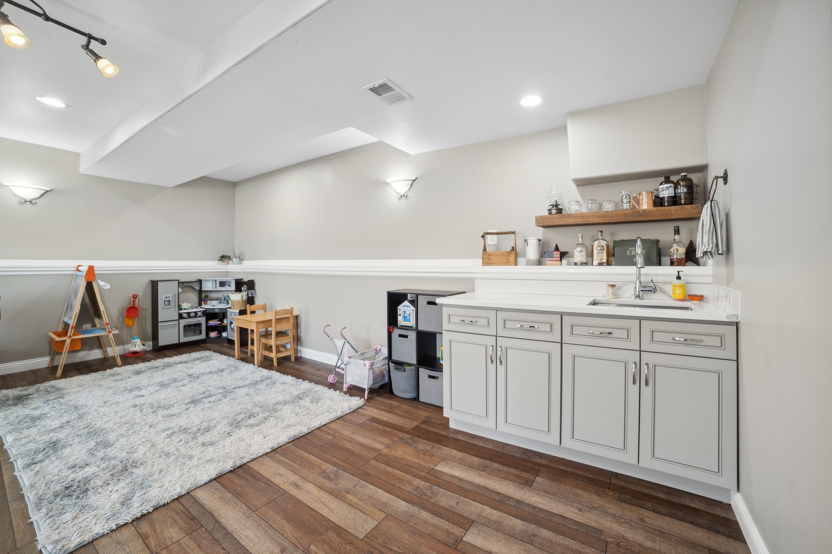 814 S Oak Creek Drive