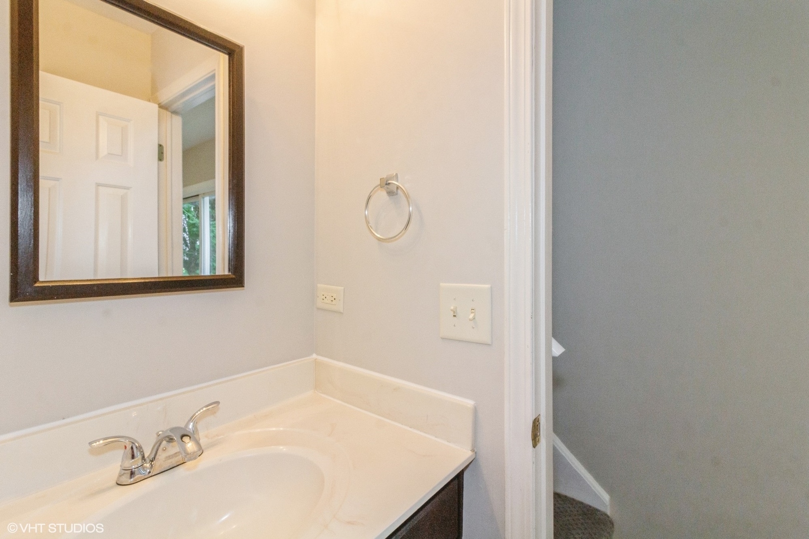 913 Village Court Unit: 913