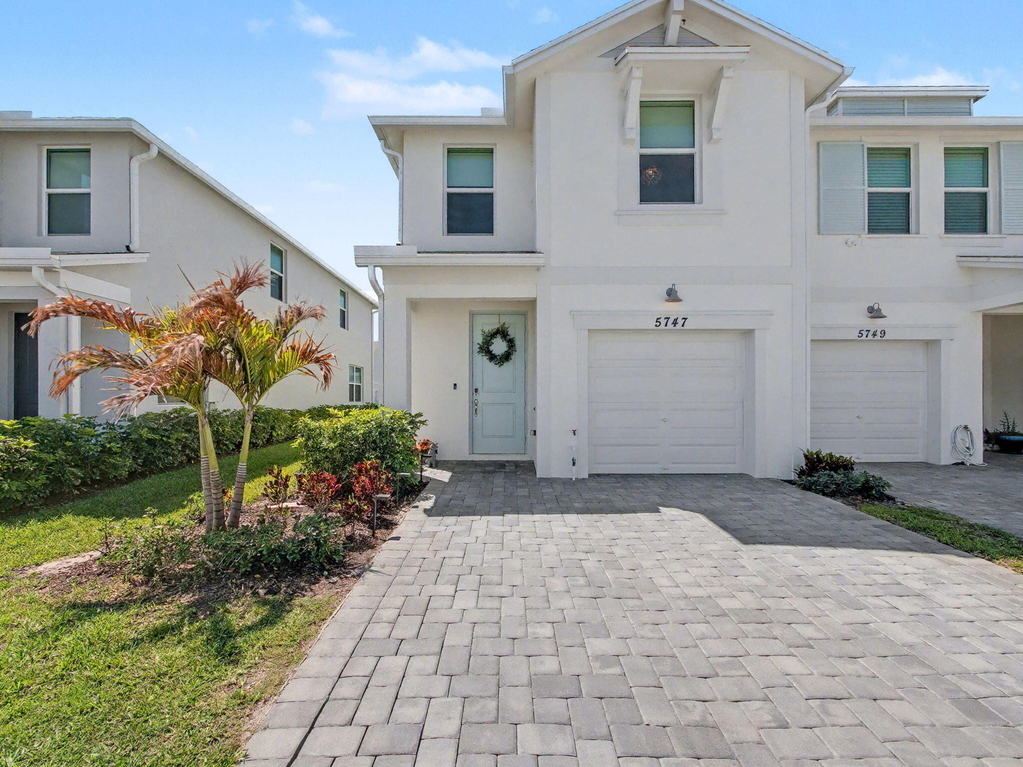 5747 SE Edgewater Circle