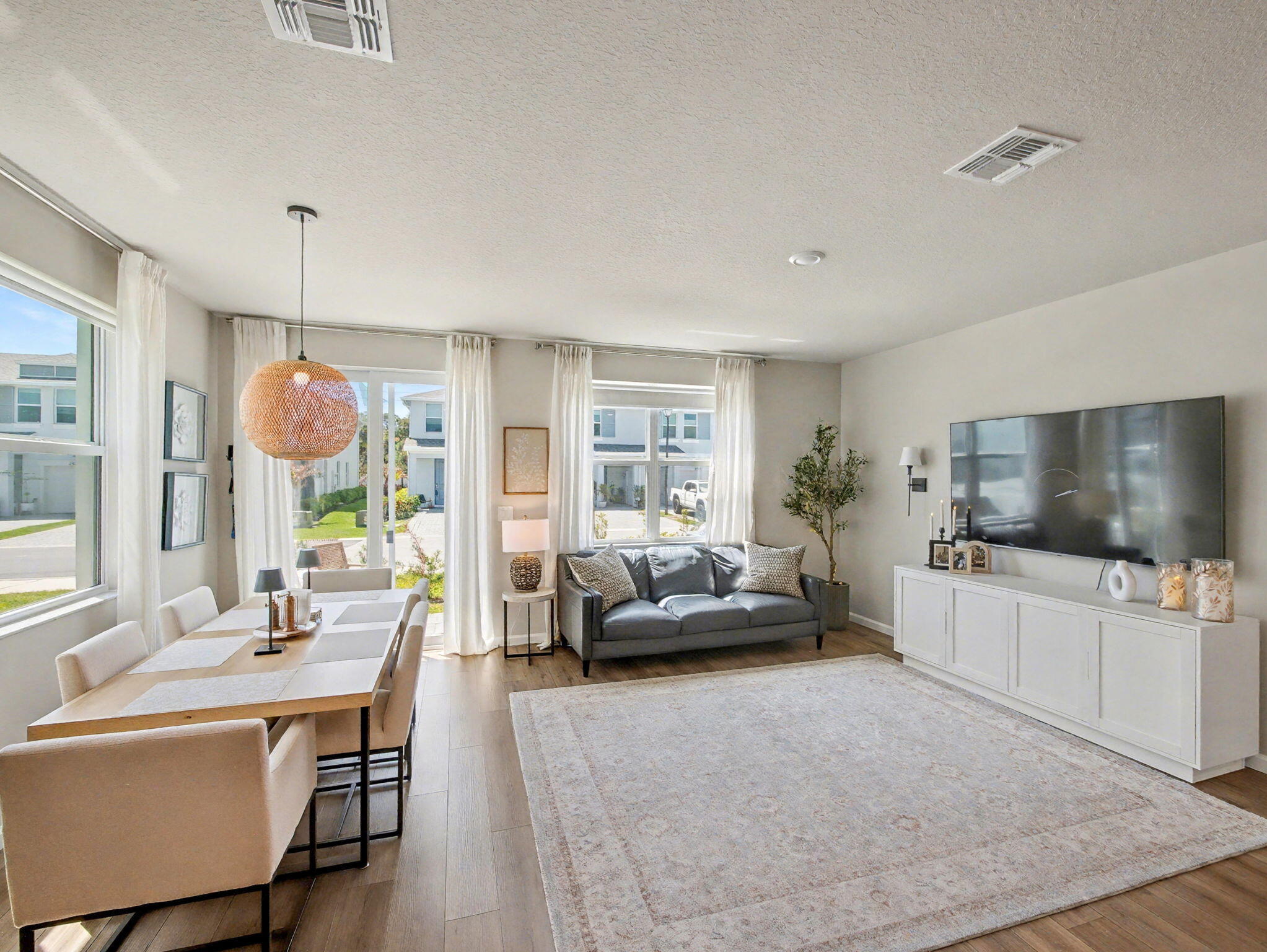 5747 SE Edgewater Circle