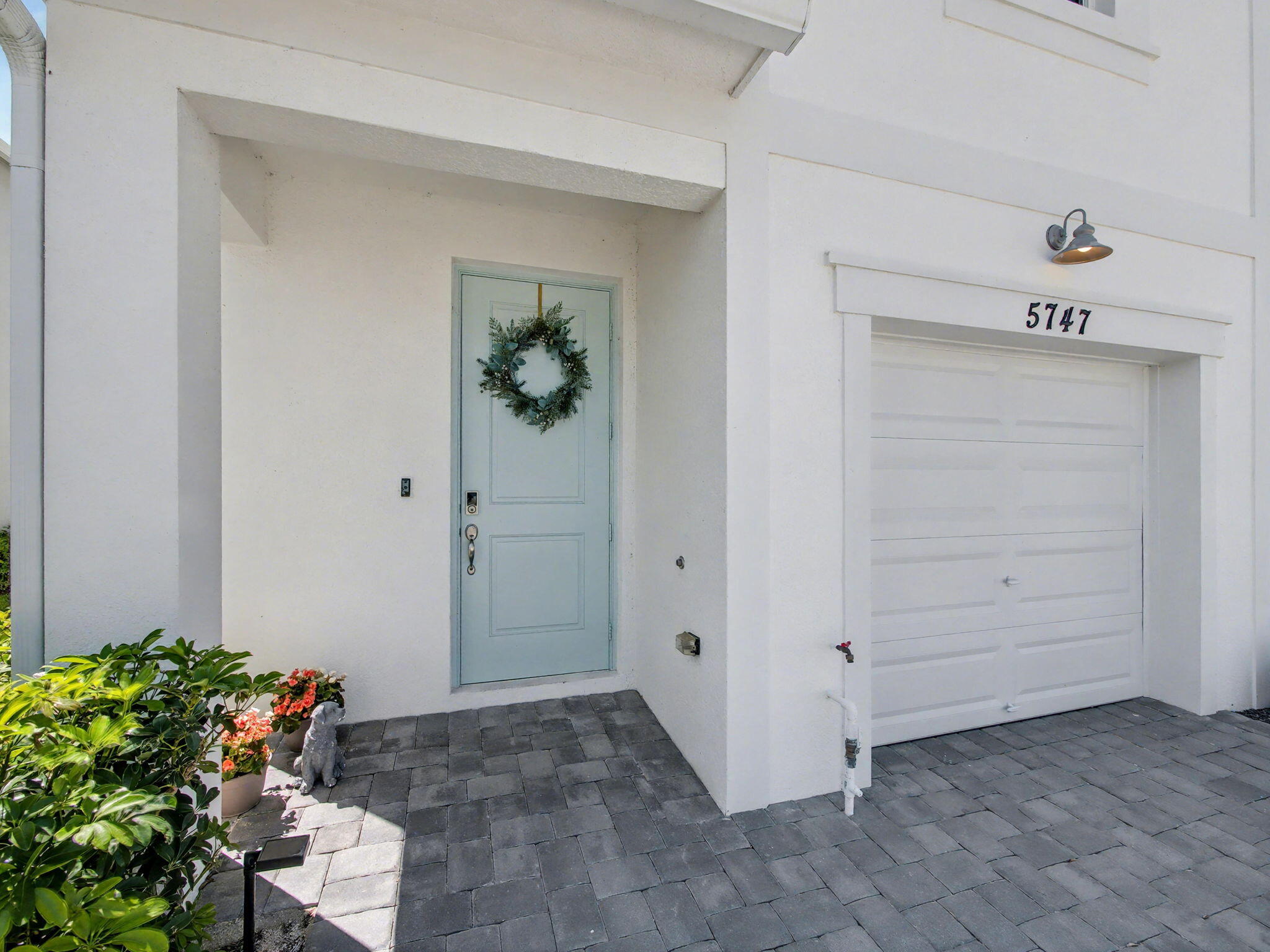 5747 SE Edgewater Circle