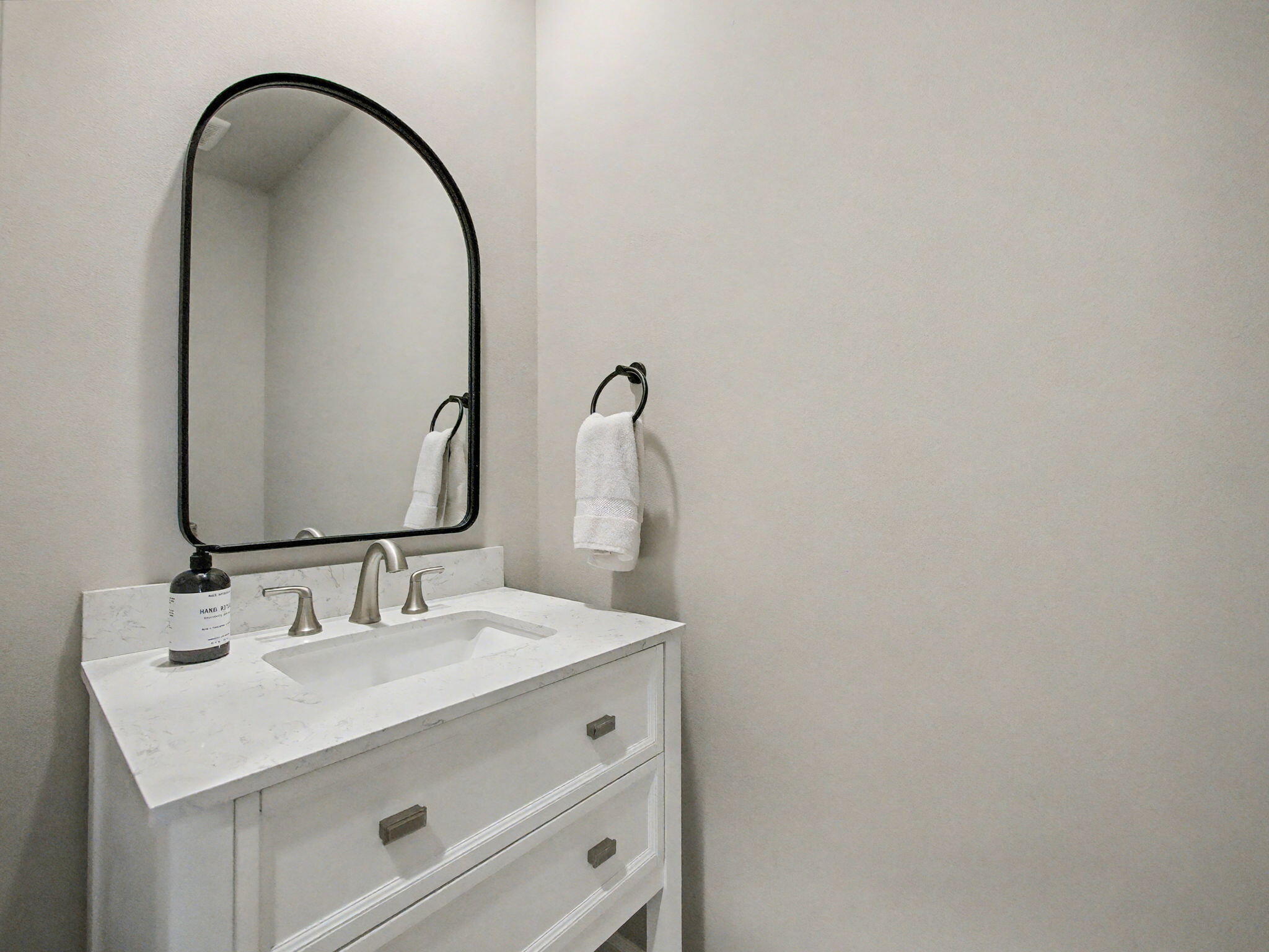 5747 SE Edgewater Circle