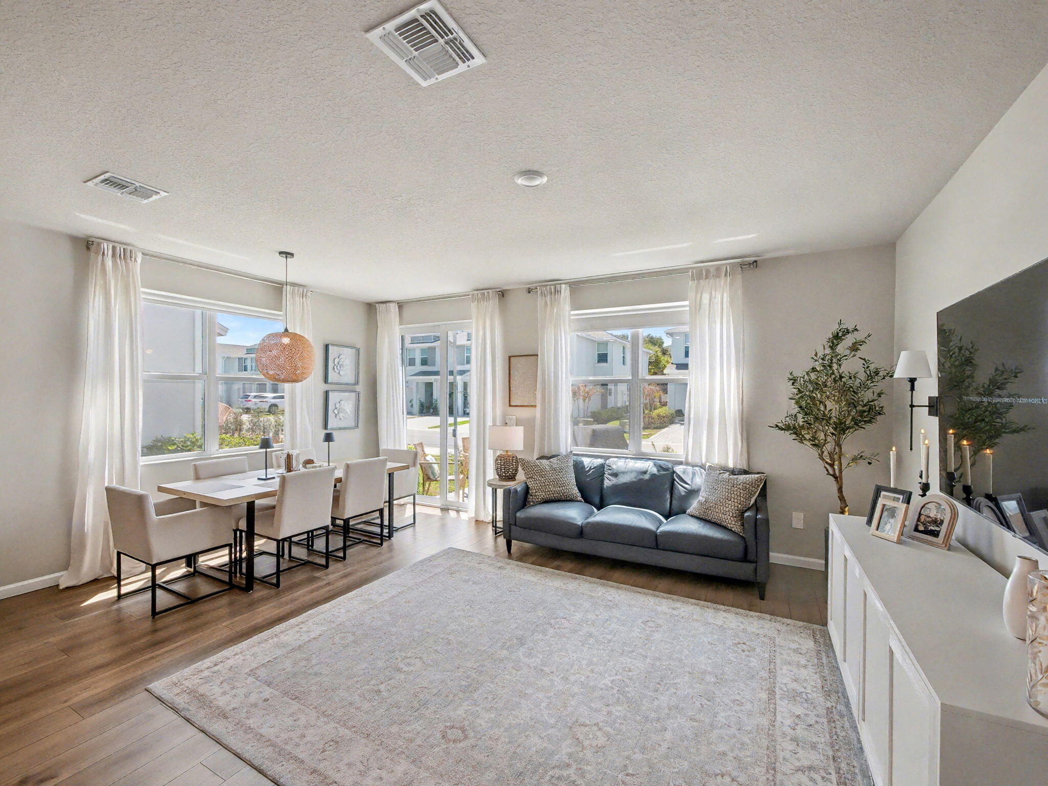 5747 SE Edgewater Circle