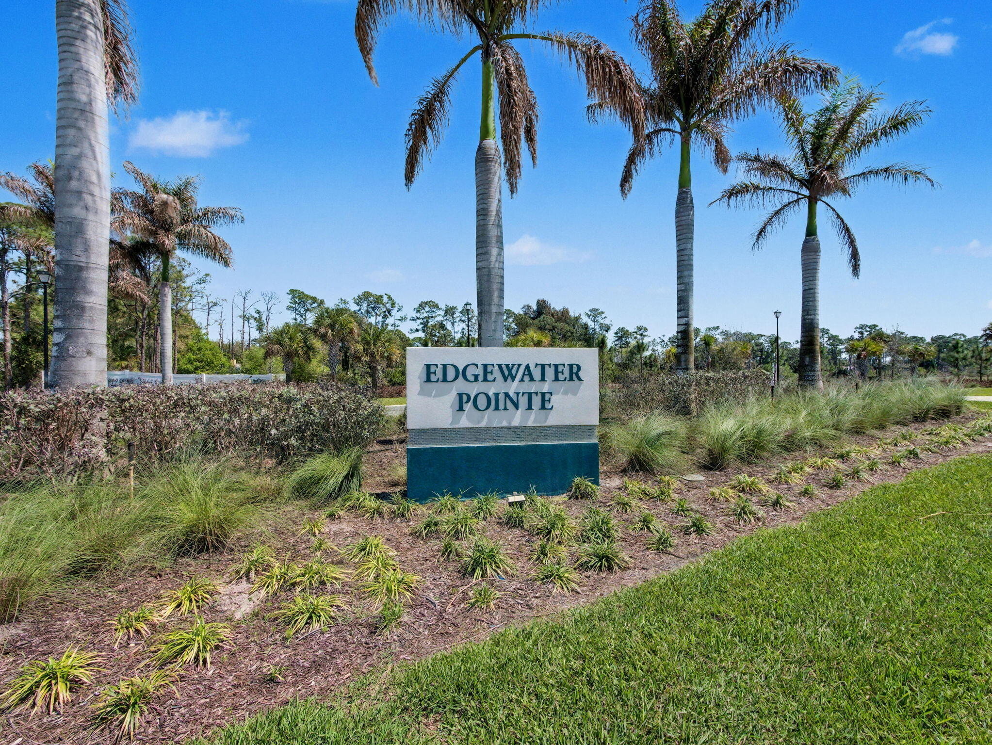 5747 SE Edgewater Circle