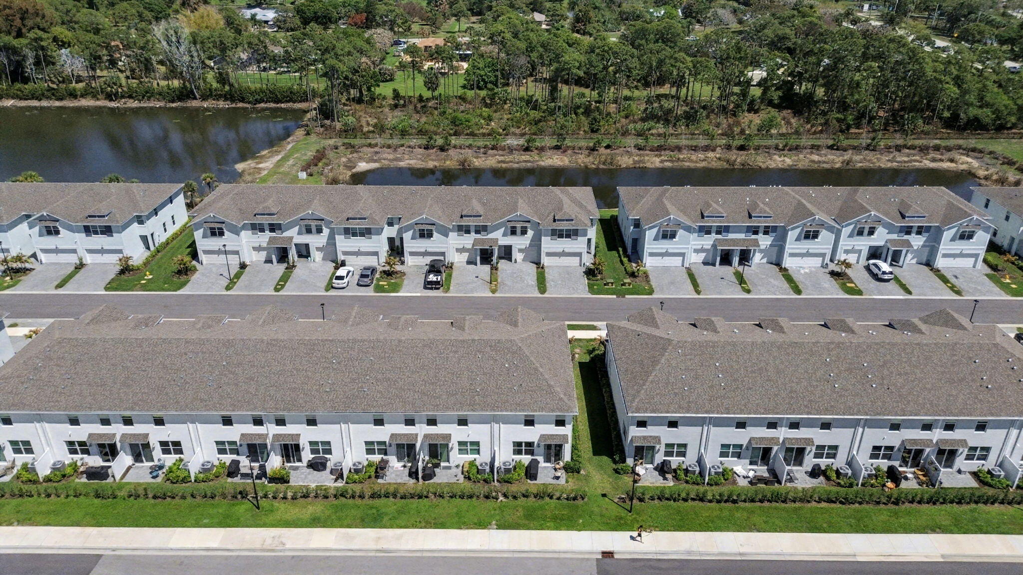 5747 SE Edgewater Circle