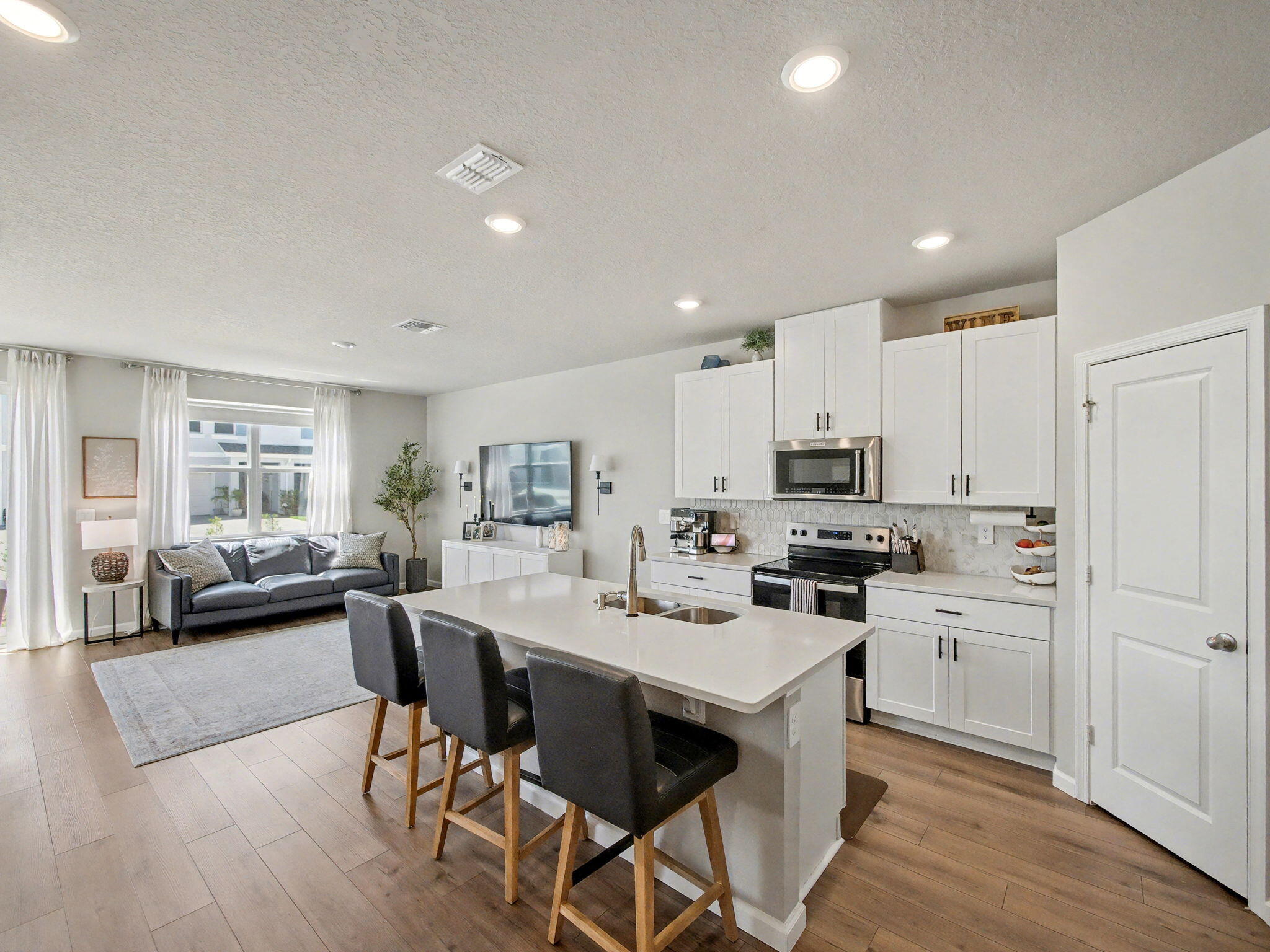 5747 SE Edgewater Circle