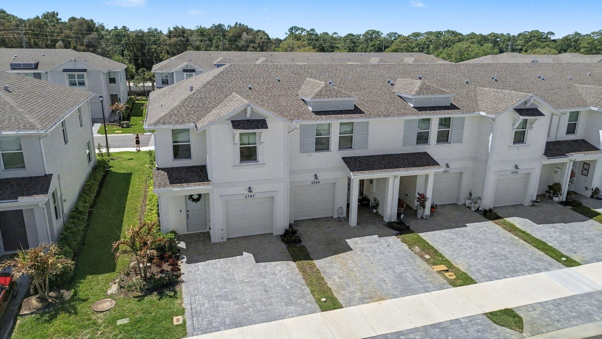 5747 SE Edgewater Circle