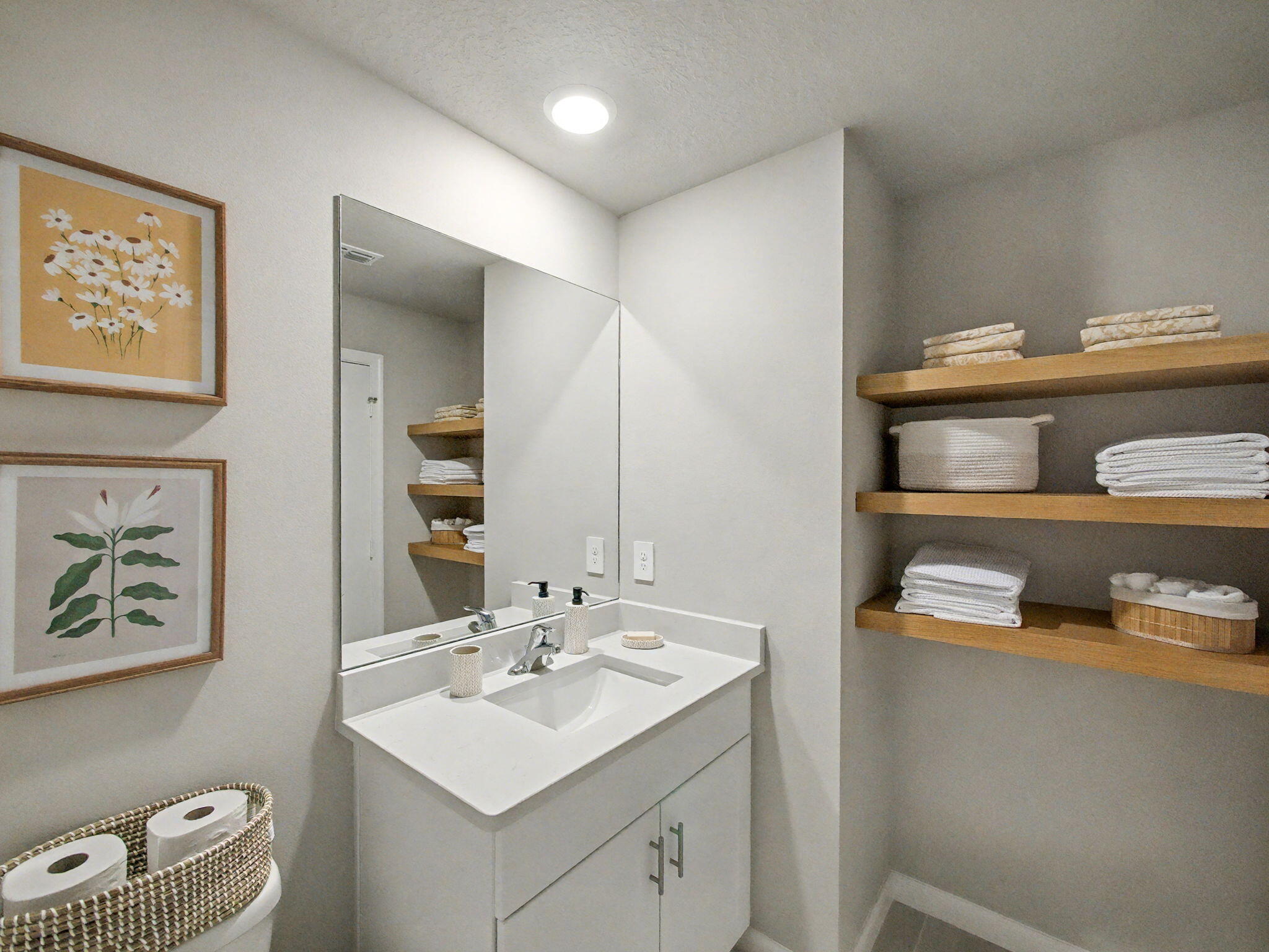 5747 SE Edgewater Circle