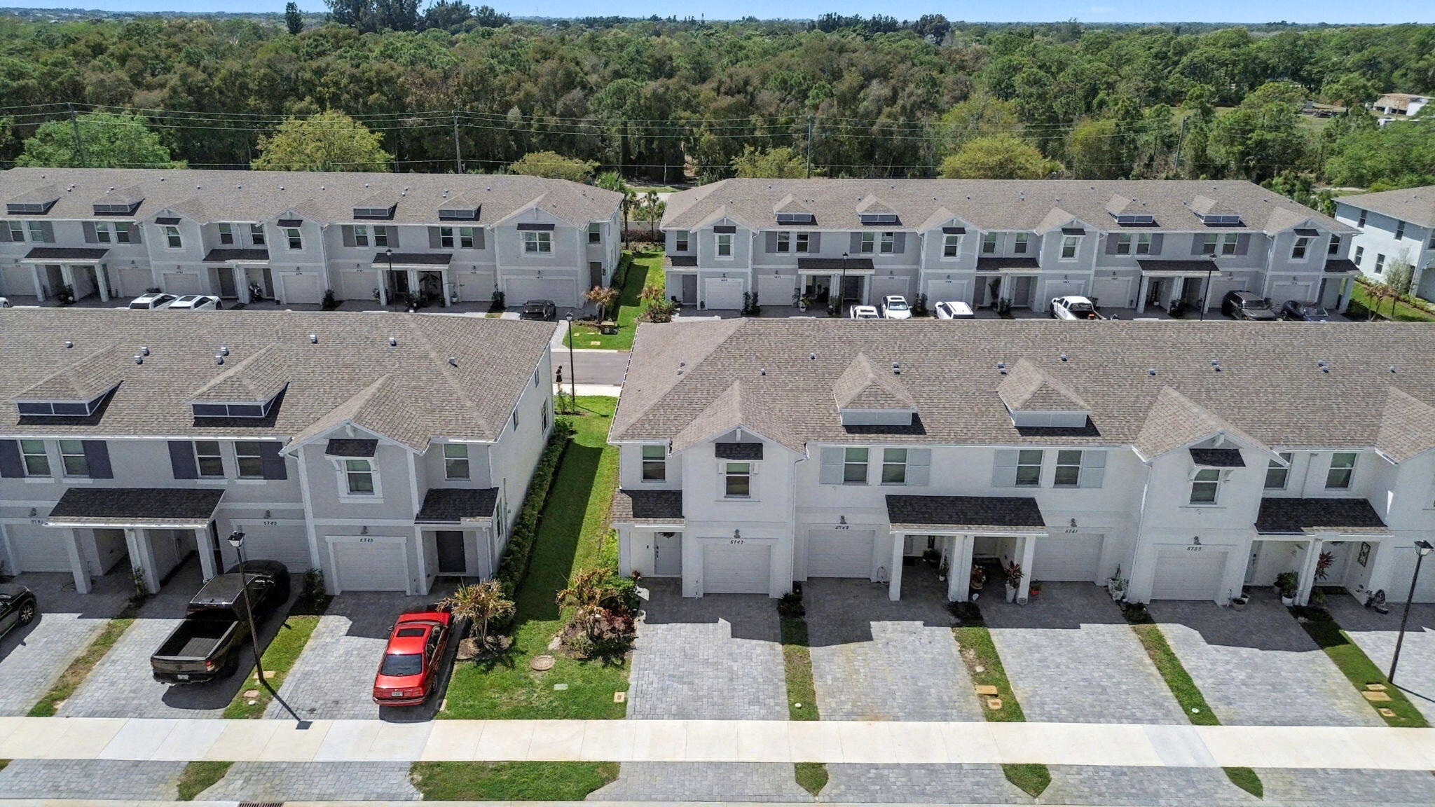 5747 SE Edgewater Circle