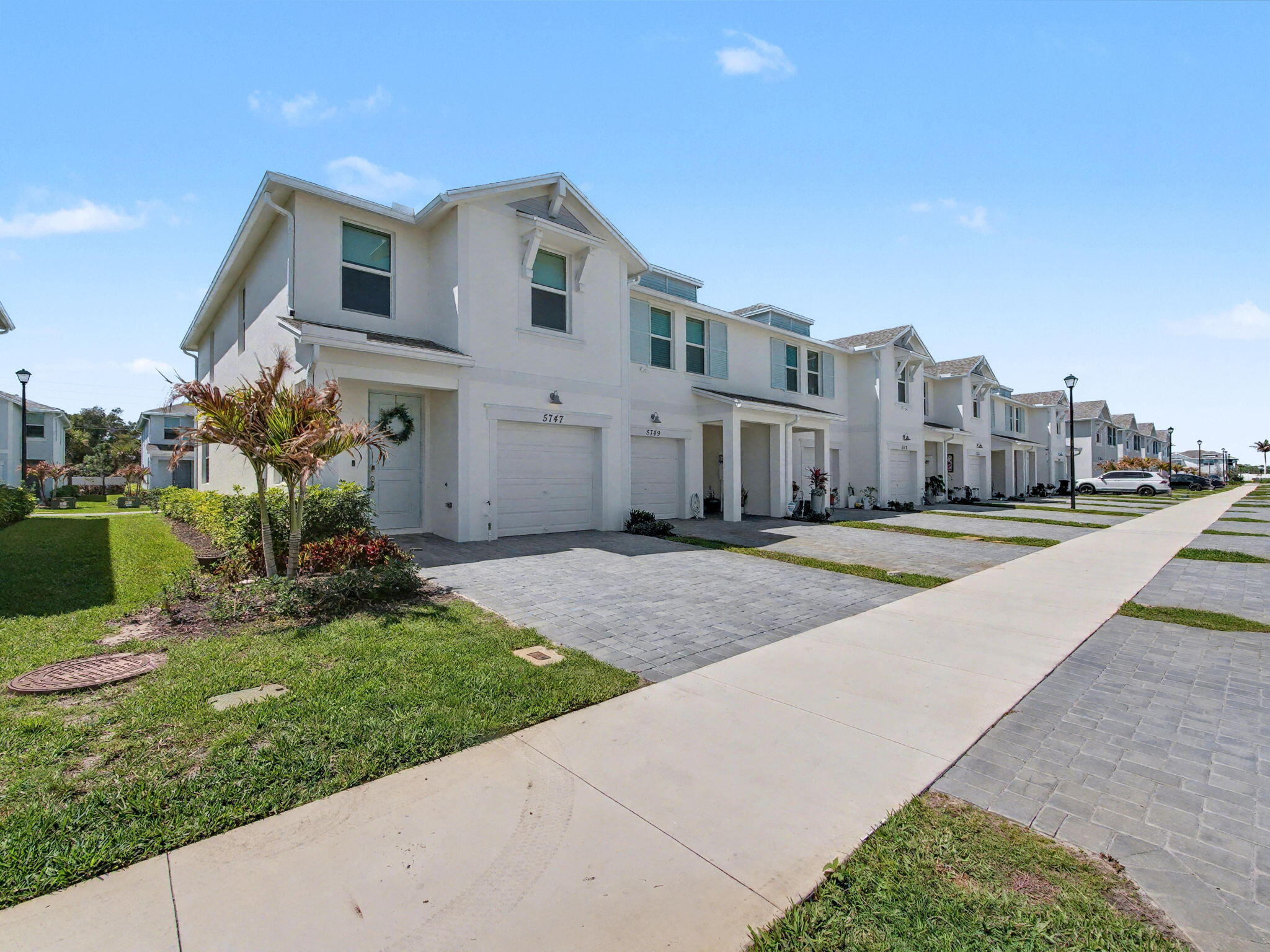 5747 SE Edgewater Circle