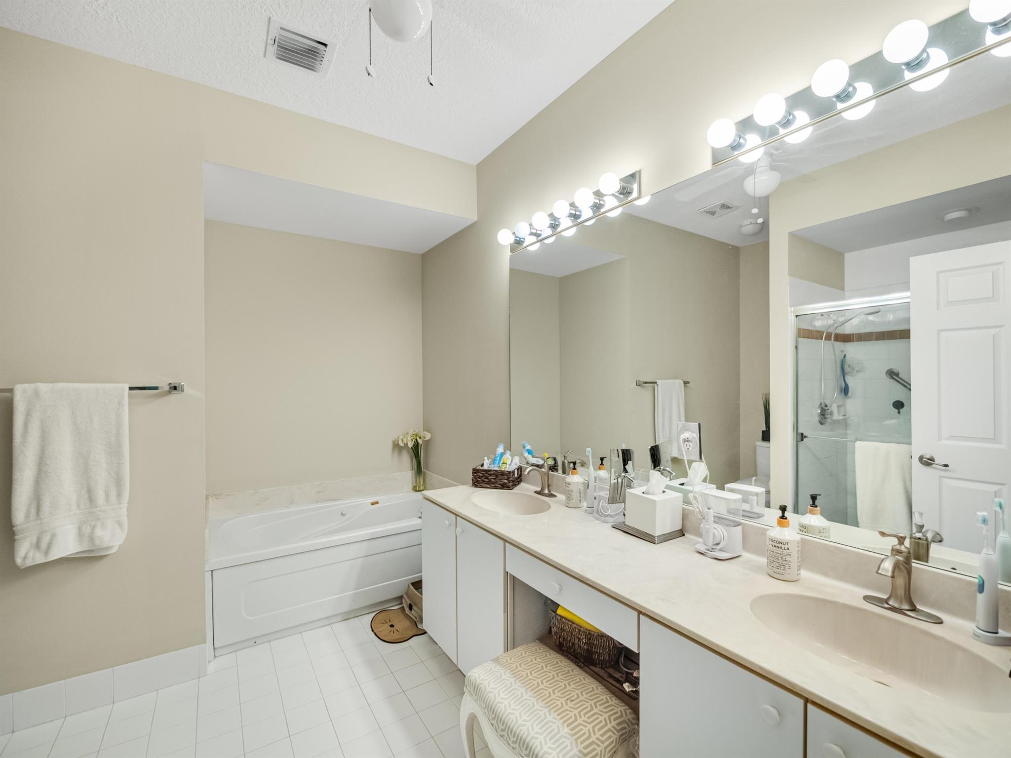 6872 SE Warwick Lane