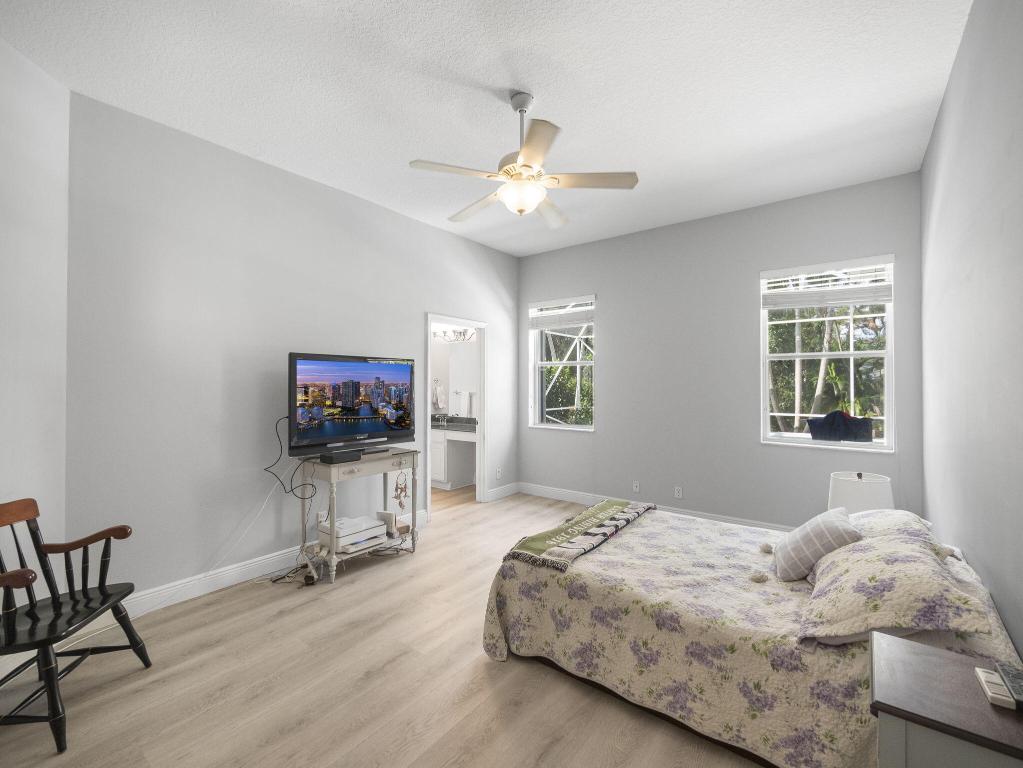 2432 SE Springtree Place