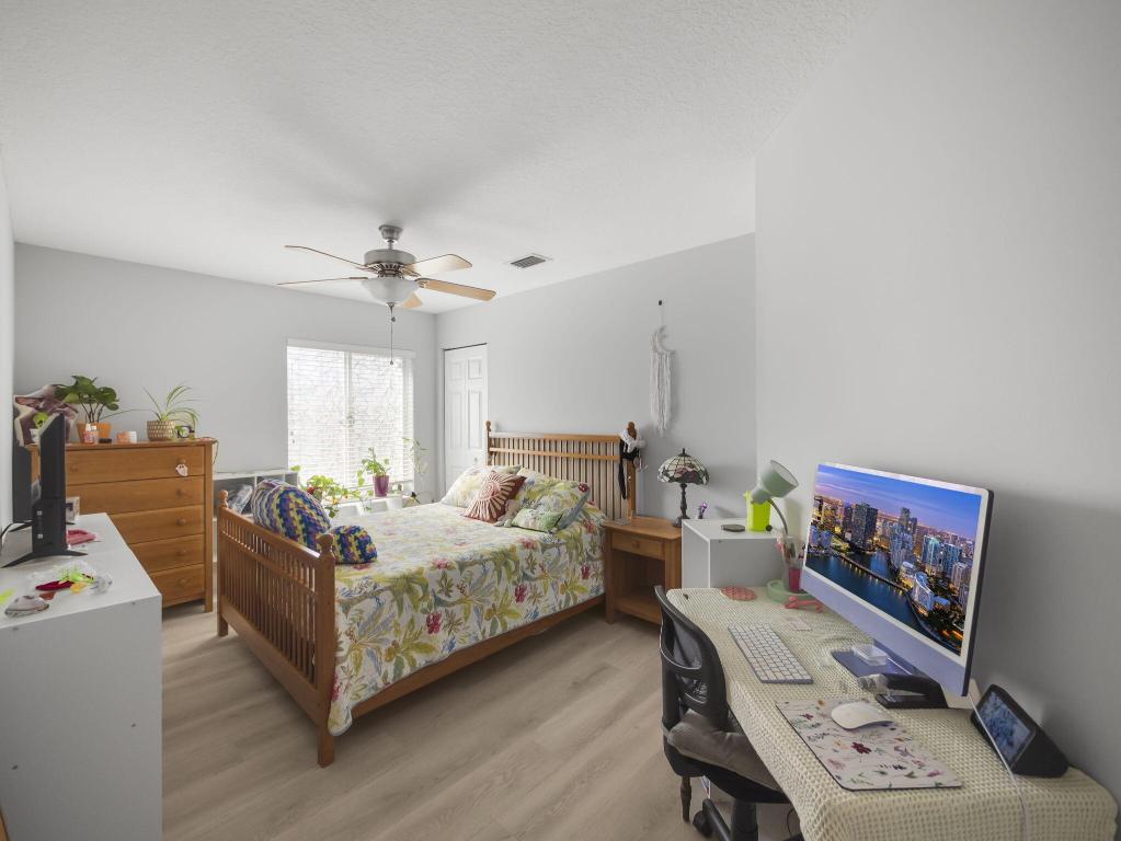 2432 SE Springtree Place