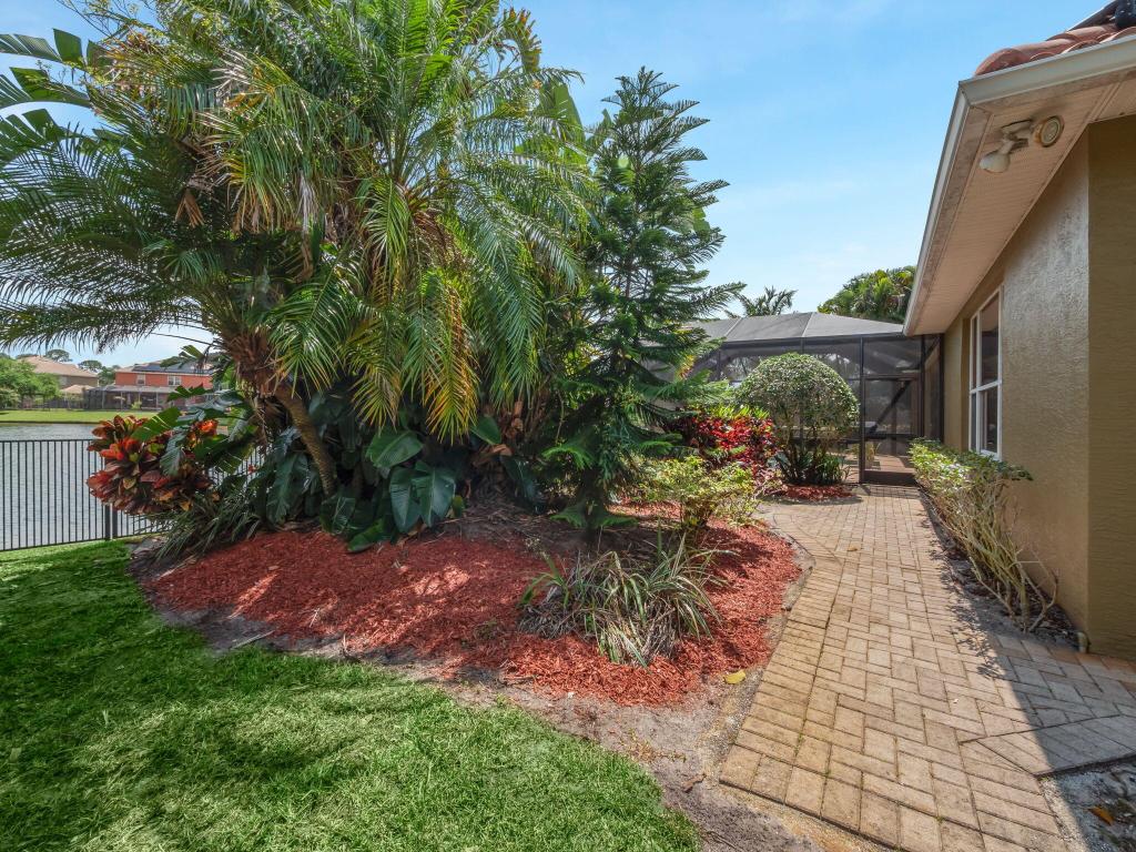 8389 SW Snapdragon Court