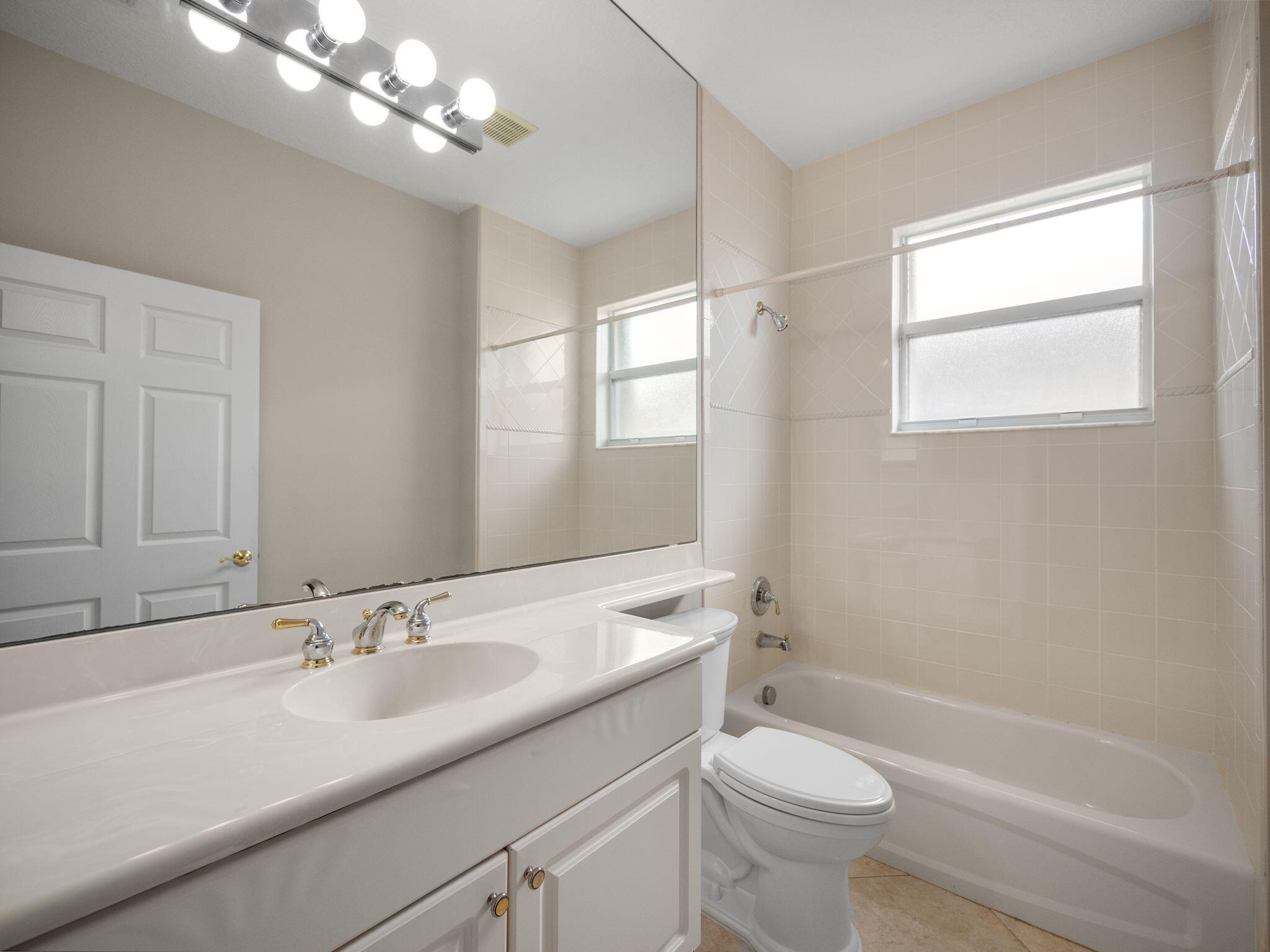 308 NW Shoreline Circle