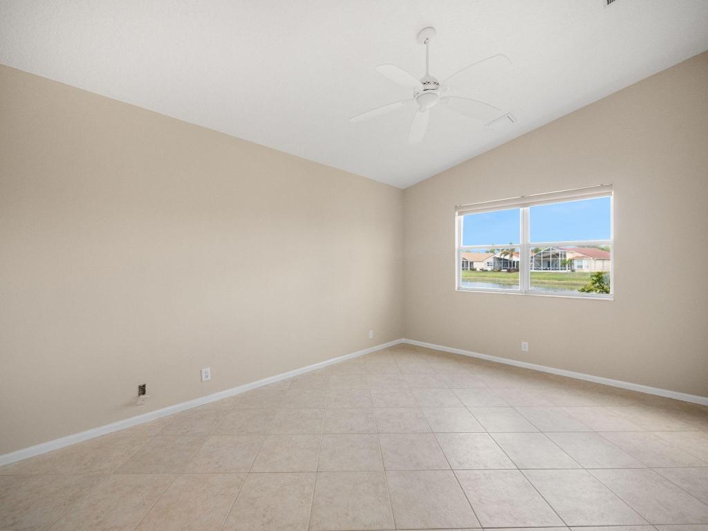 308 NW Shoreline Circle