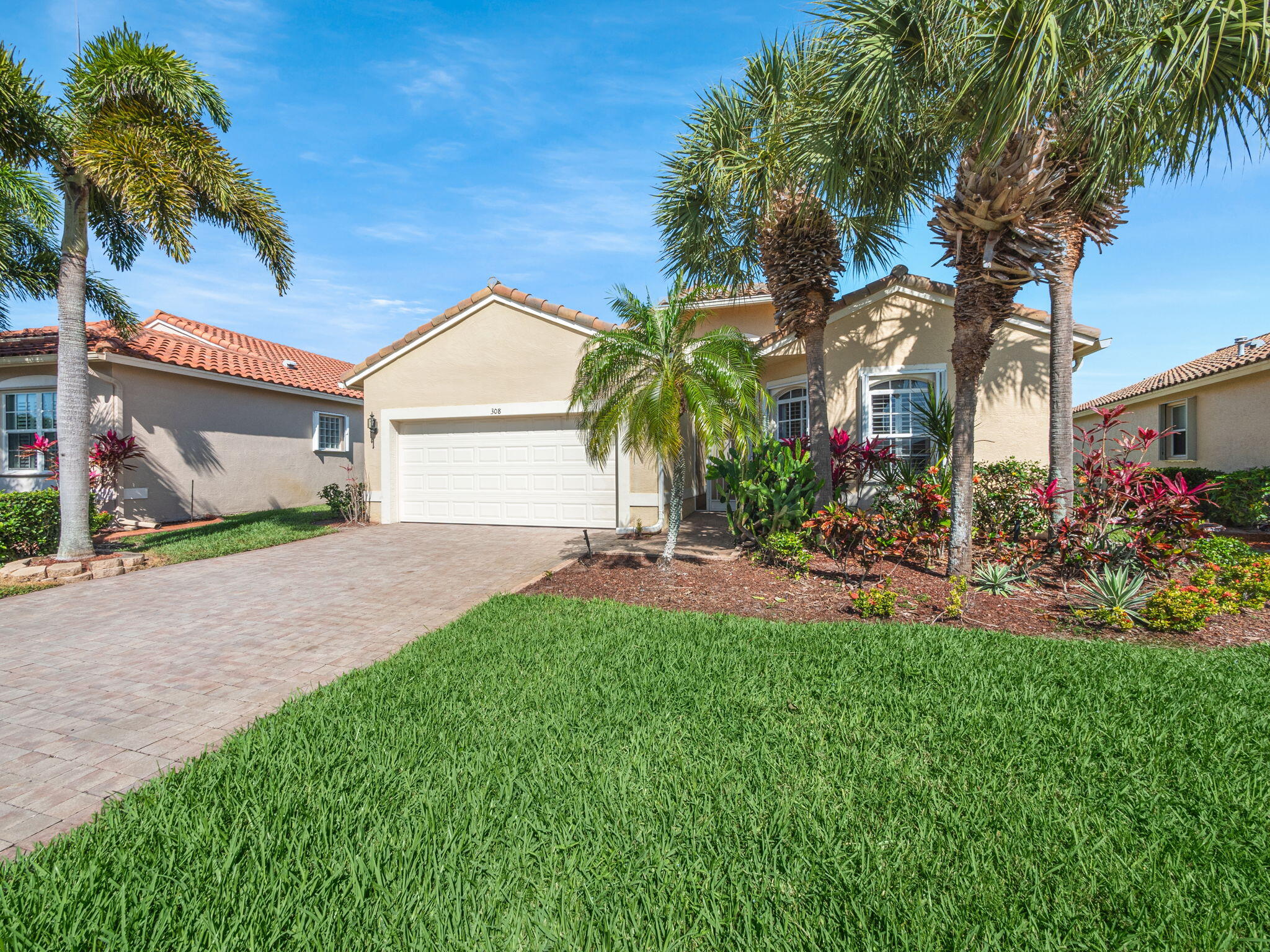 308 NW Shoreline Circle