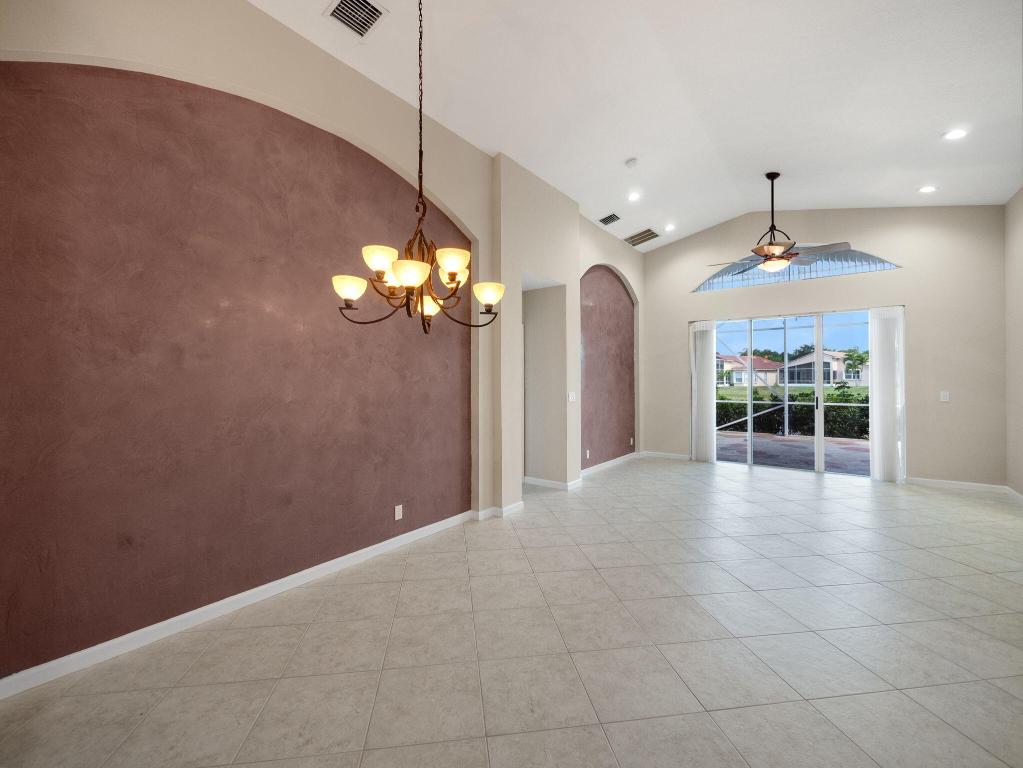 308 NW Shoreline Circle