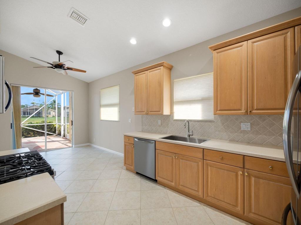 308 NW Shoreline Circle