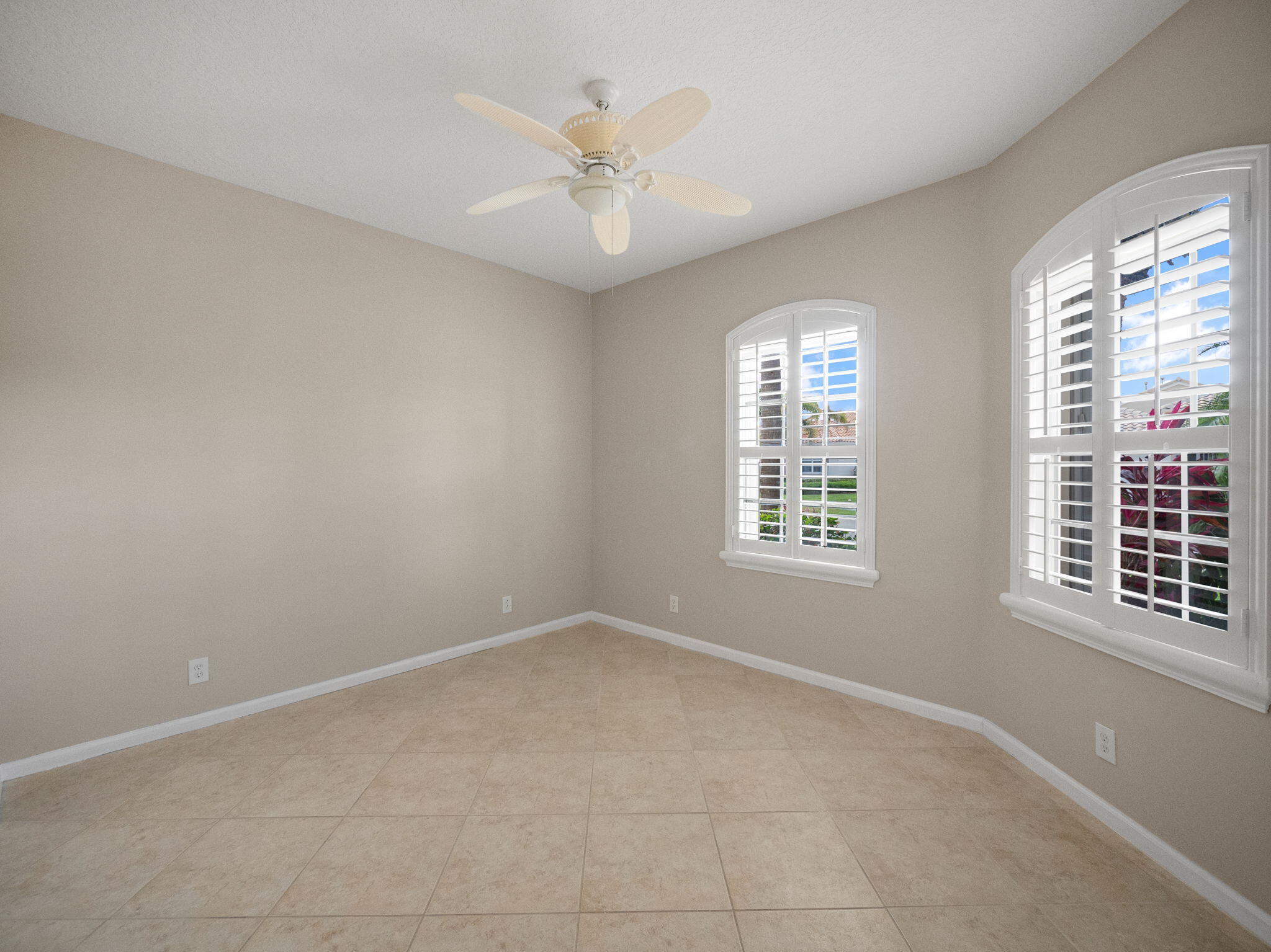 308 NW Shoreline Circle